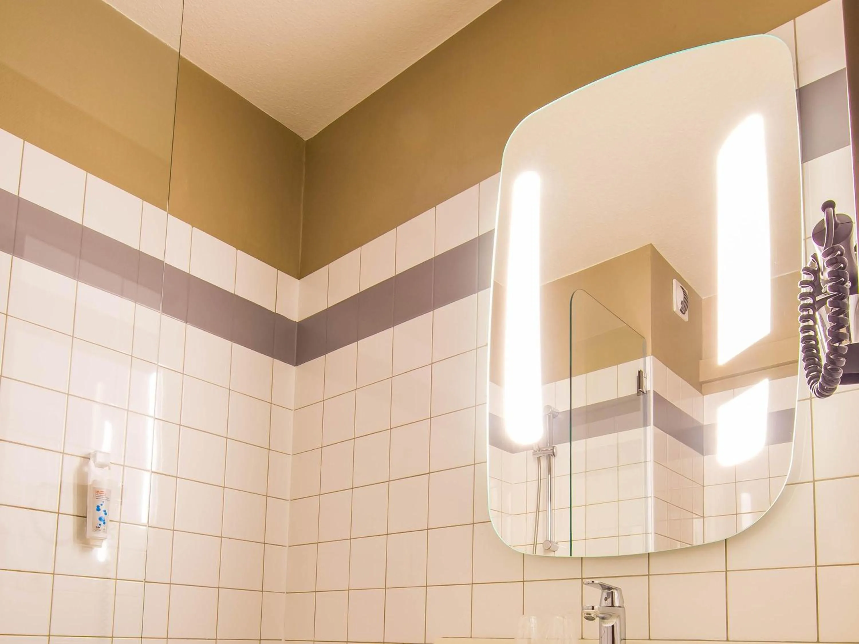 Bedroom in ibis Colmar Est - Hotel Restaurant en Alsace