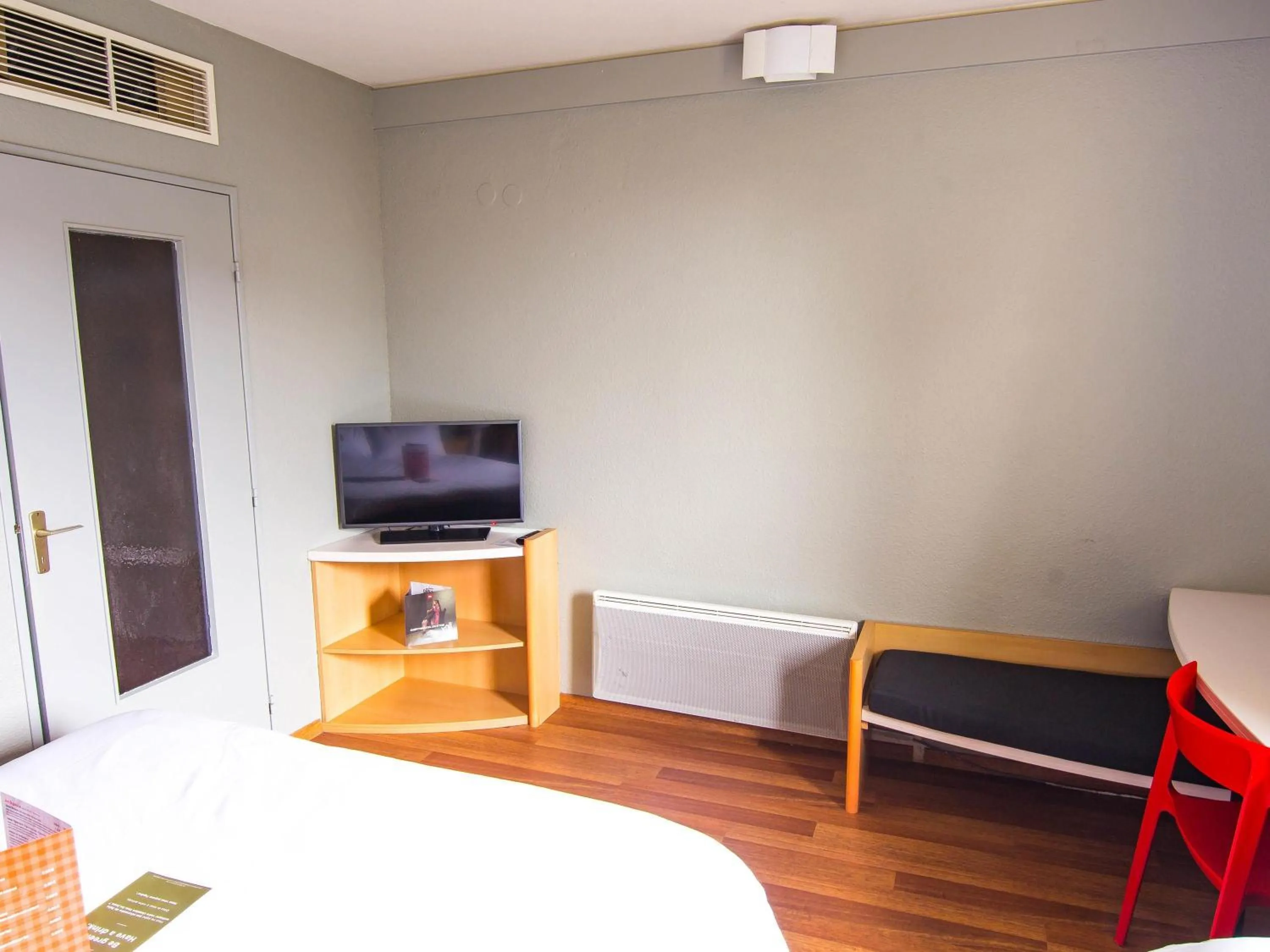 Bedroom in ibis Colmar Est - Hotel Restaurant en Alsace