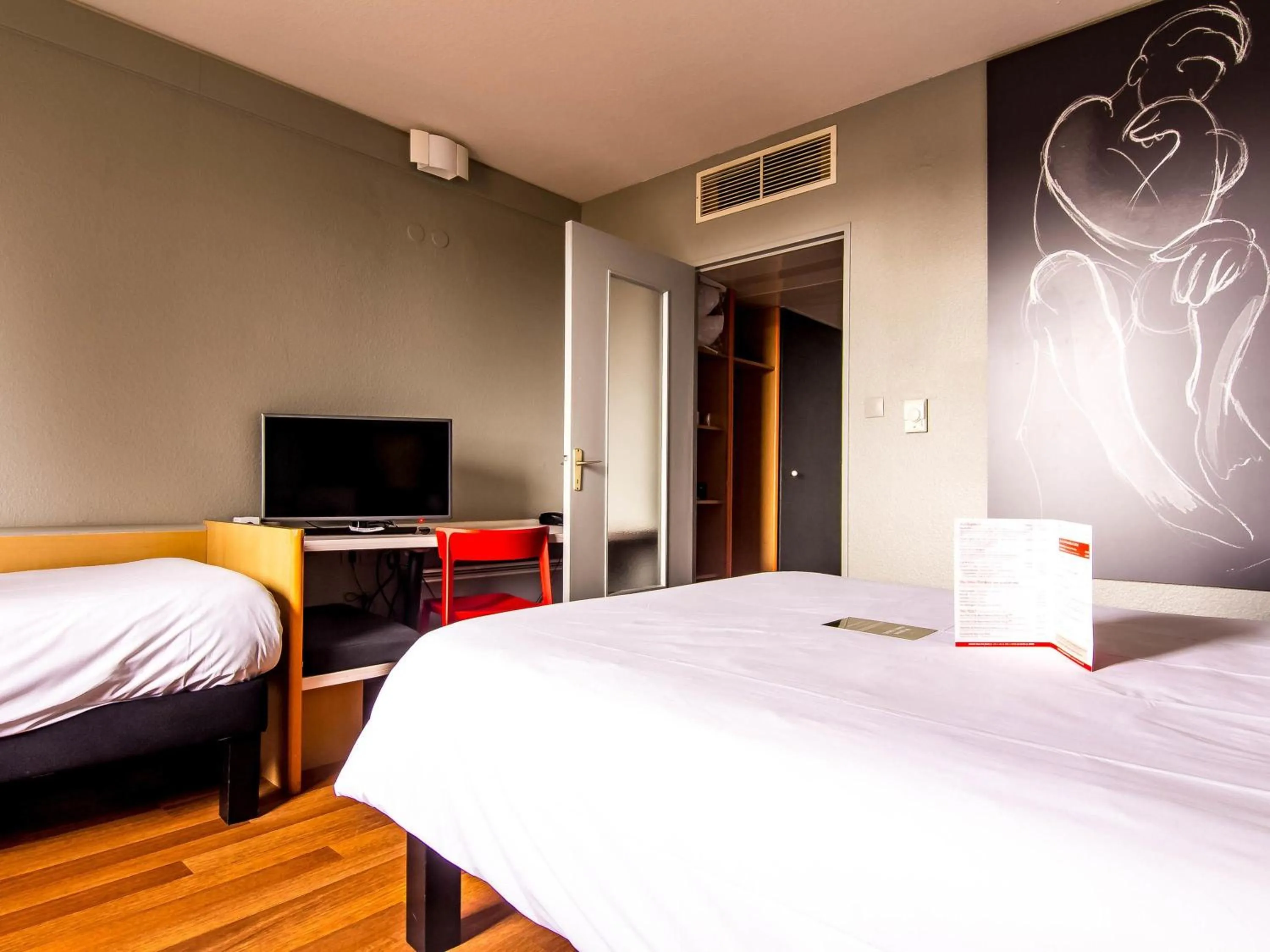 Bedroom, Bed in ibis Colmar Est - Hotel Restaurant en Alsace