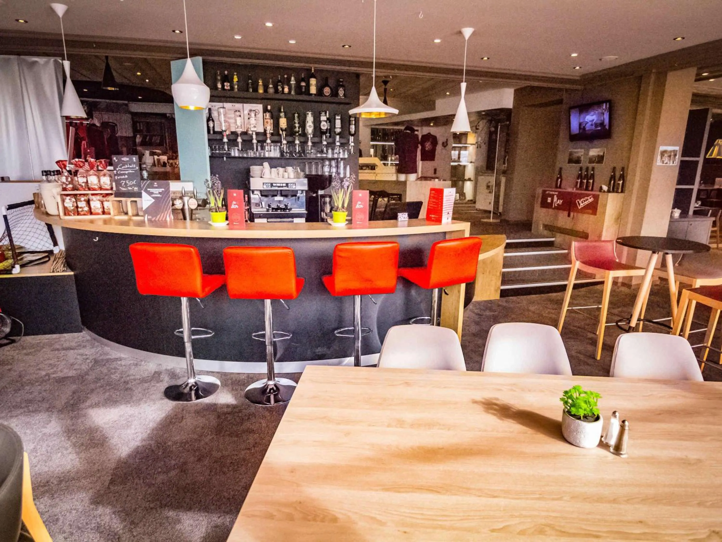 Lounge or bar in ibis Colmar Est - Hotel Restaurant en Alsace