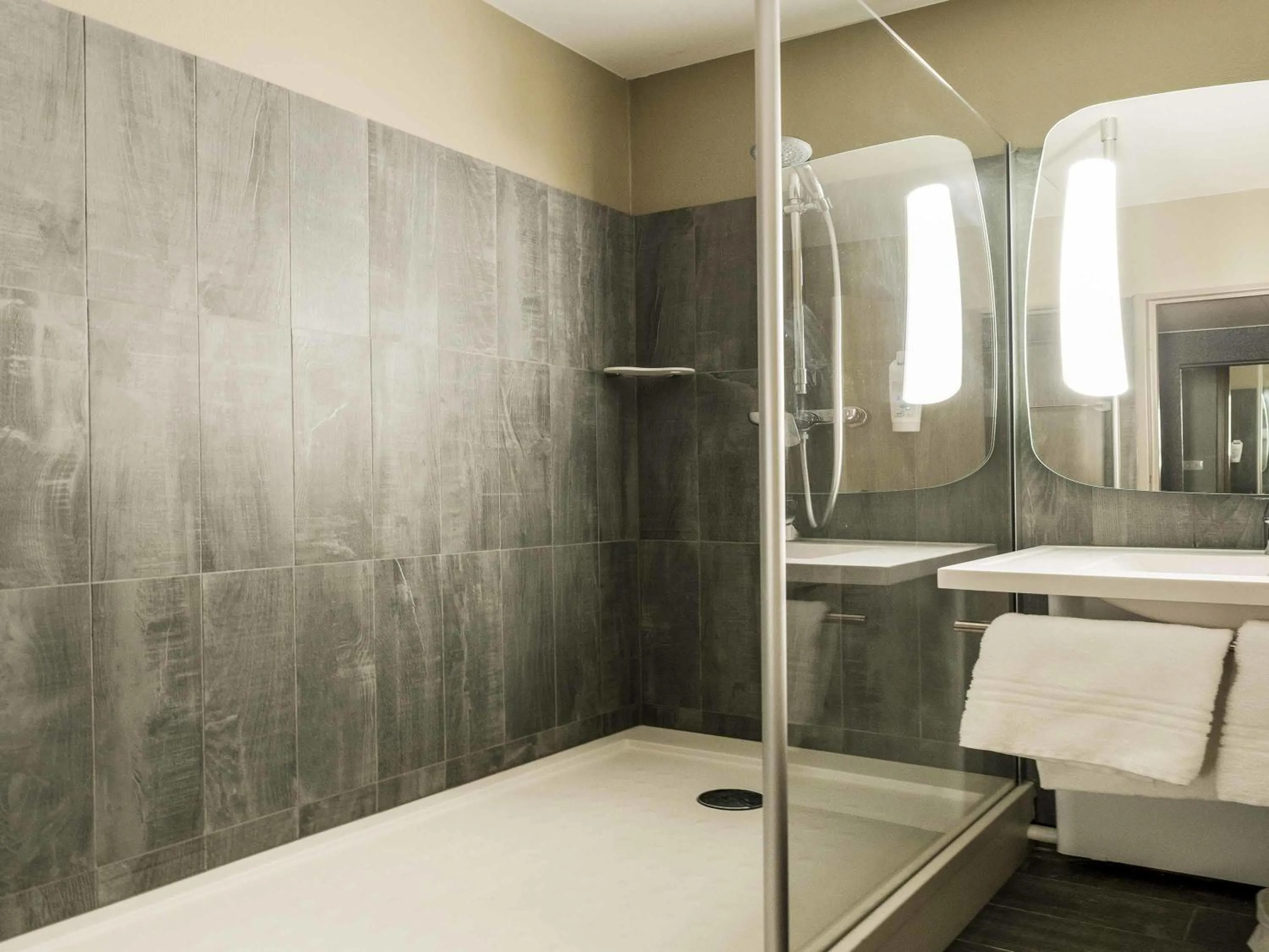 Bedroom in ibis Colmar Est - Hotel Restaurant en Alsace