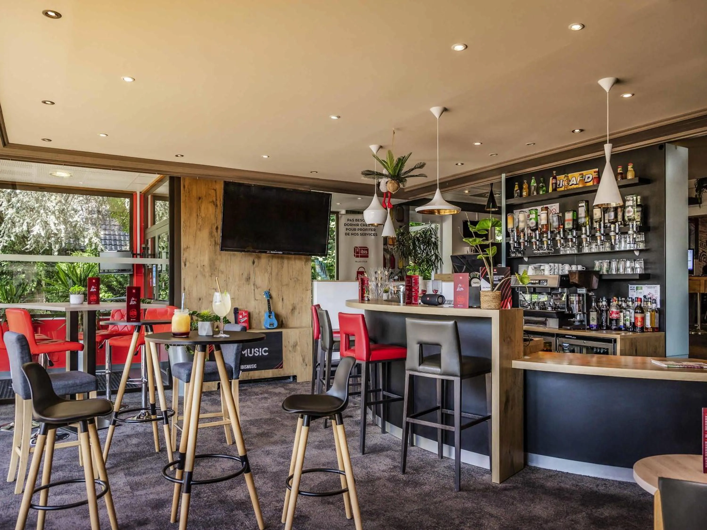Lounge or bar in ibis Colmar Est - Hotel Restaurant en Alsace