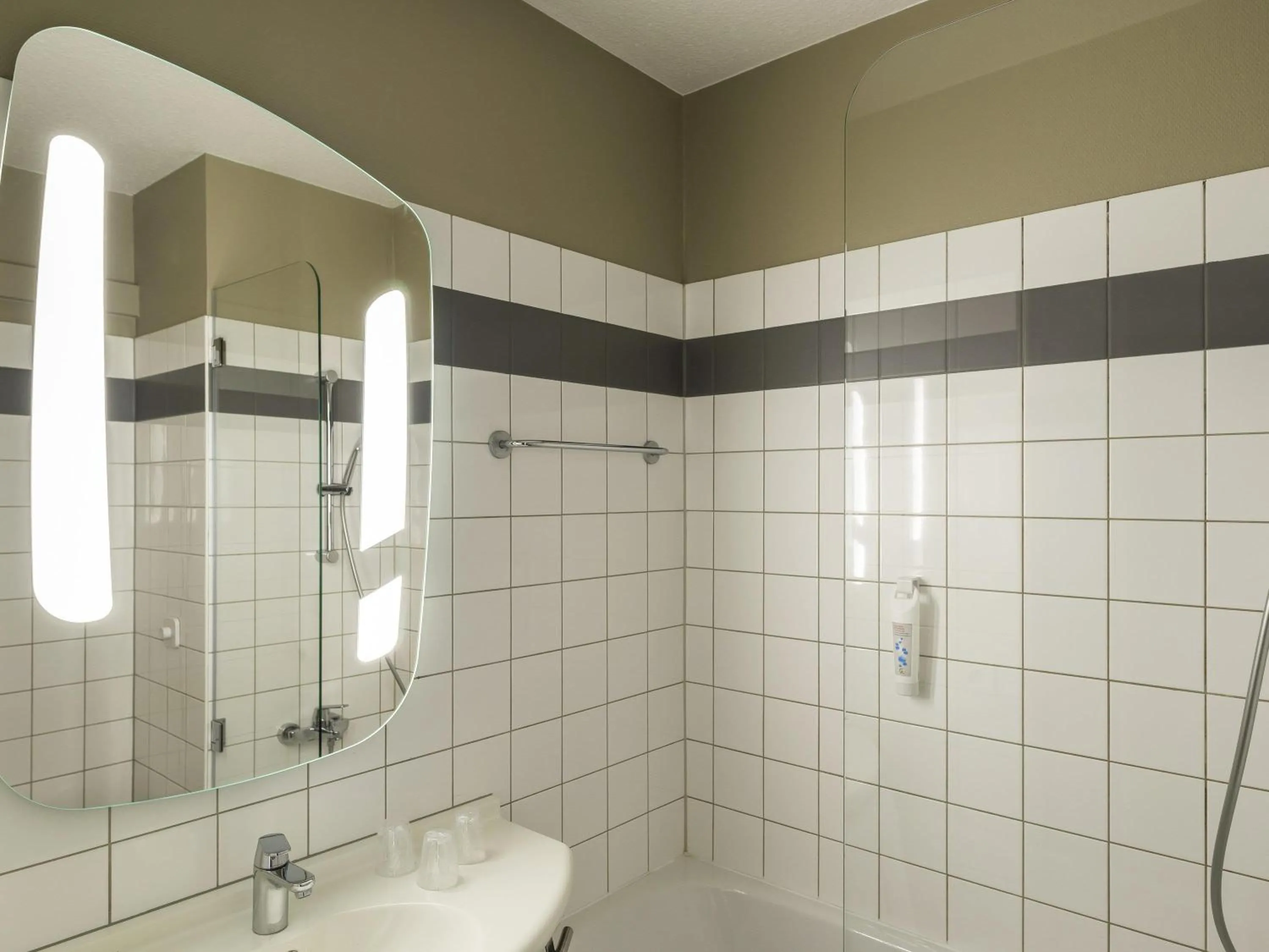 Bedroom in ibis Colmar Est - Hotel Restaurant en Alsace