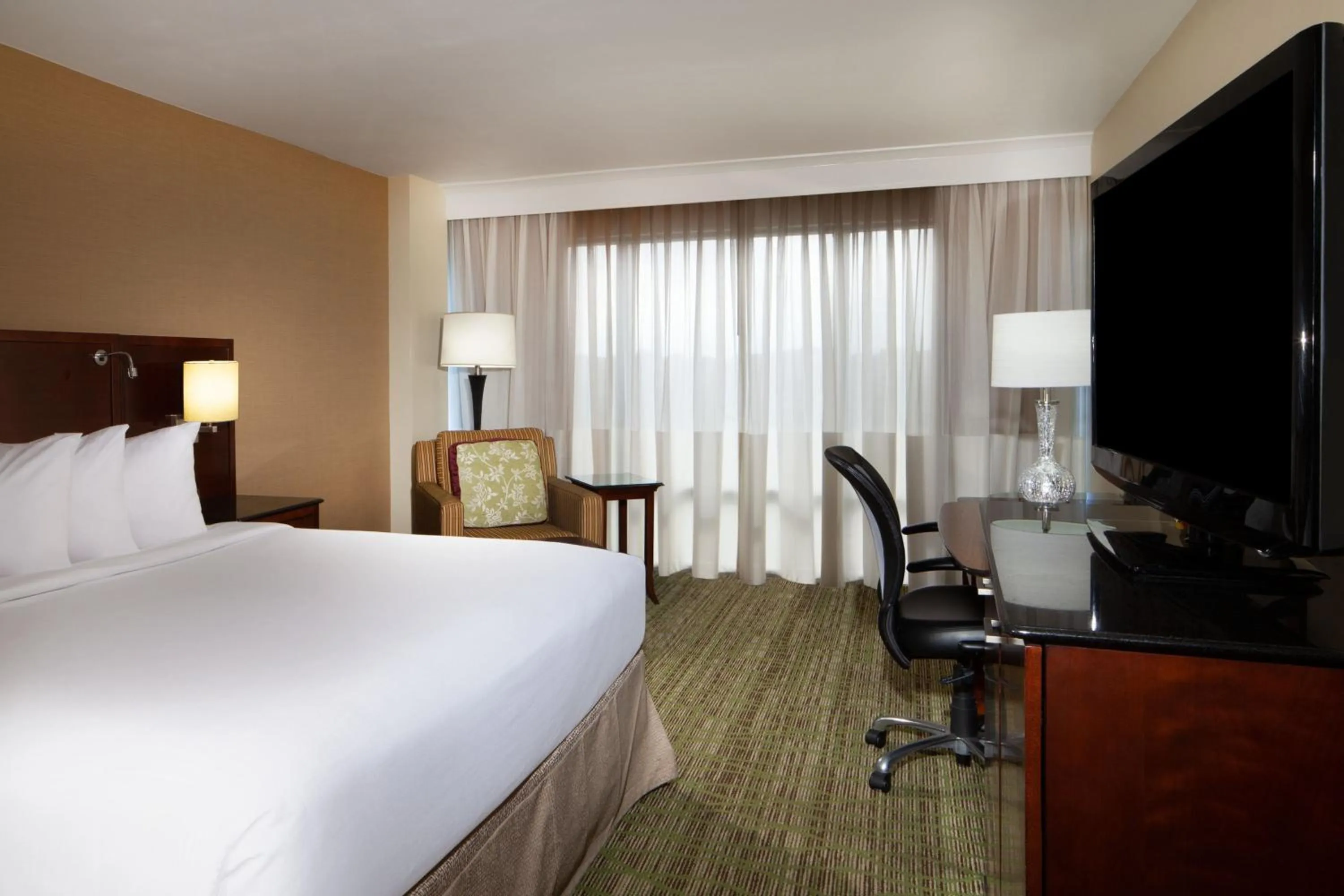 Photo of the whole room, Bed in Marriott Memphis East