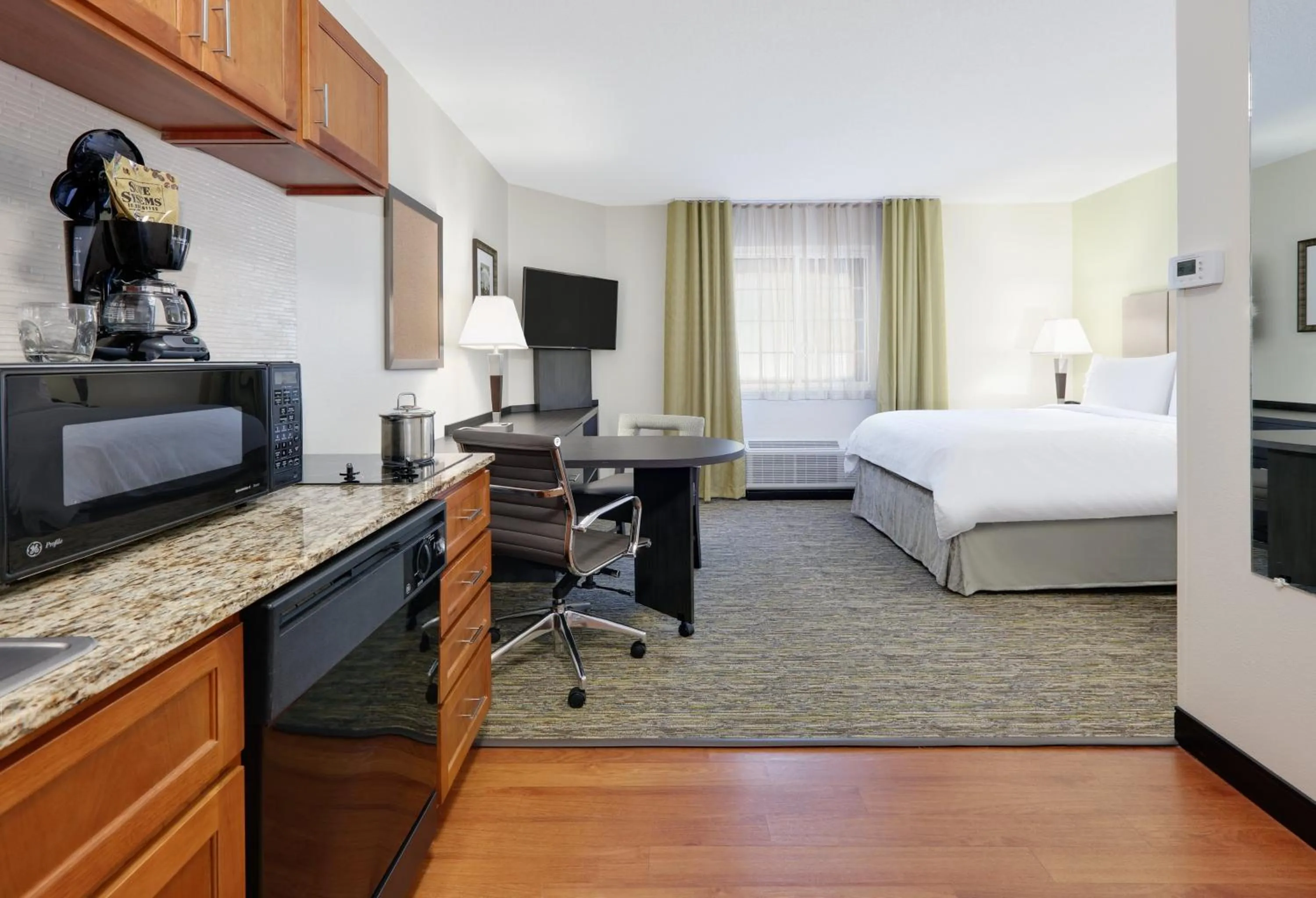 Photo of the whole room, Bed in Candlewood Suites Salina by IHG