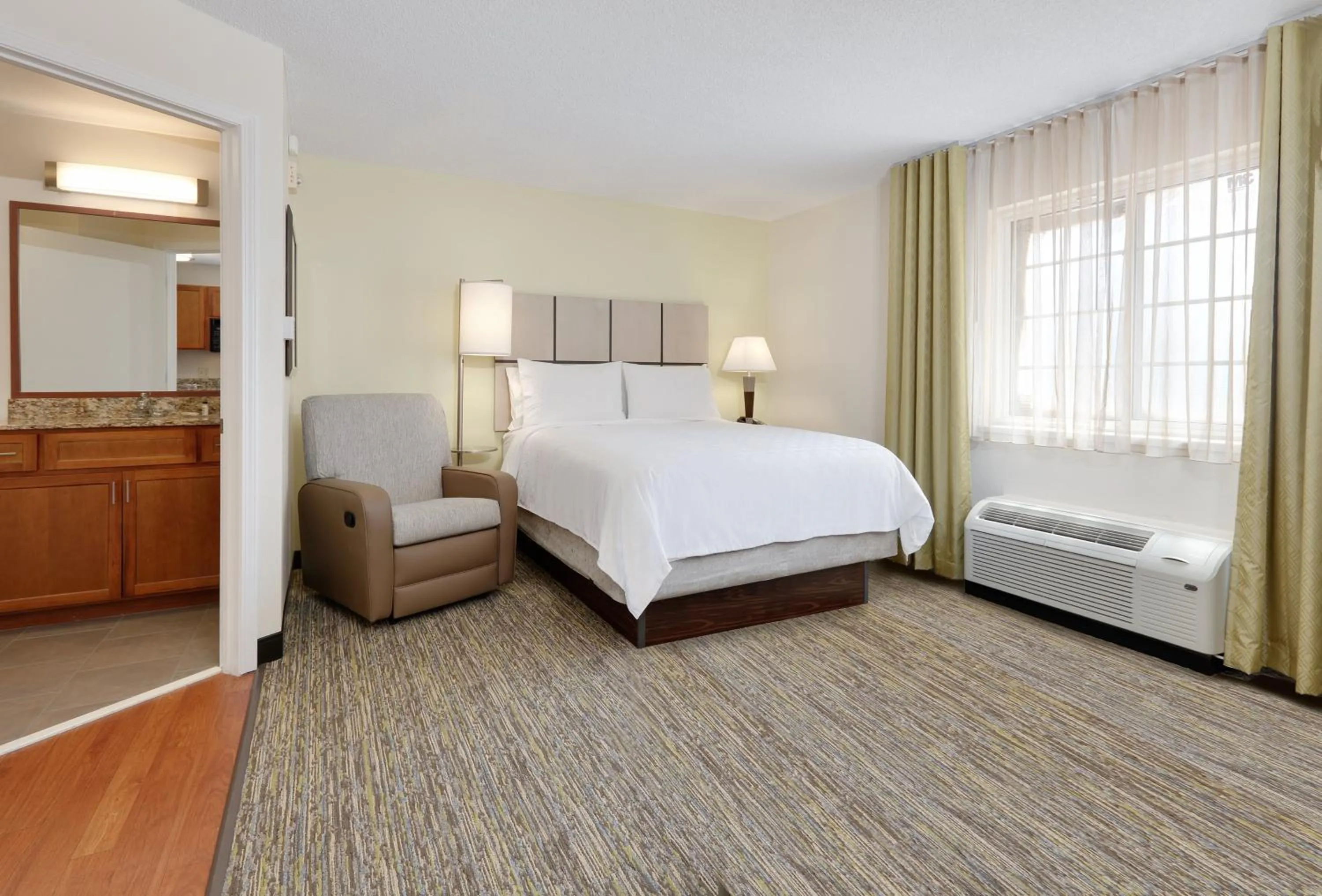 Photo of the whole room, Bed in Candlewood Suites Salina by IHG