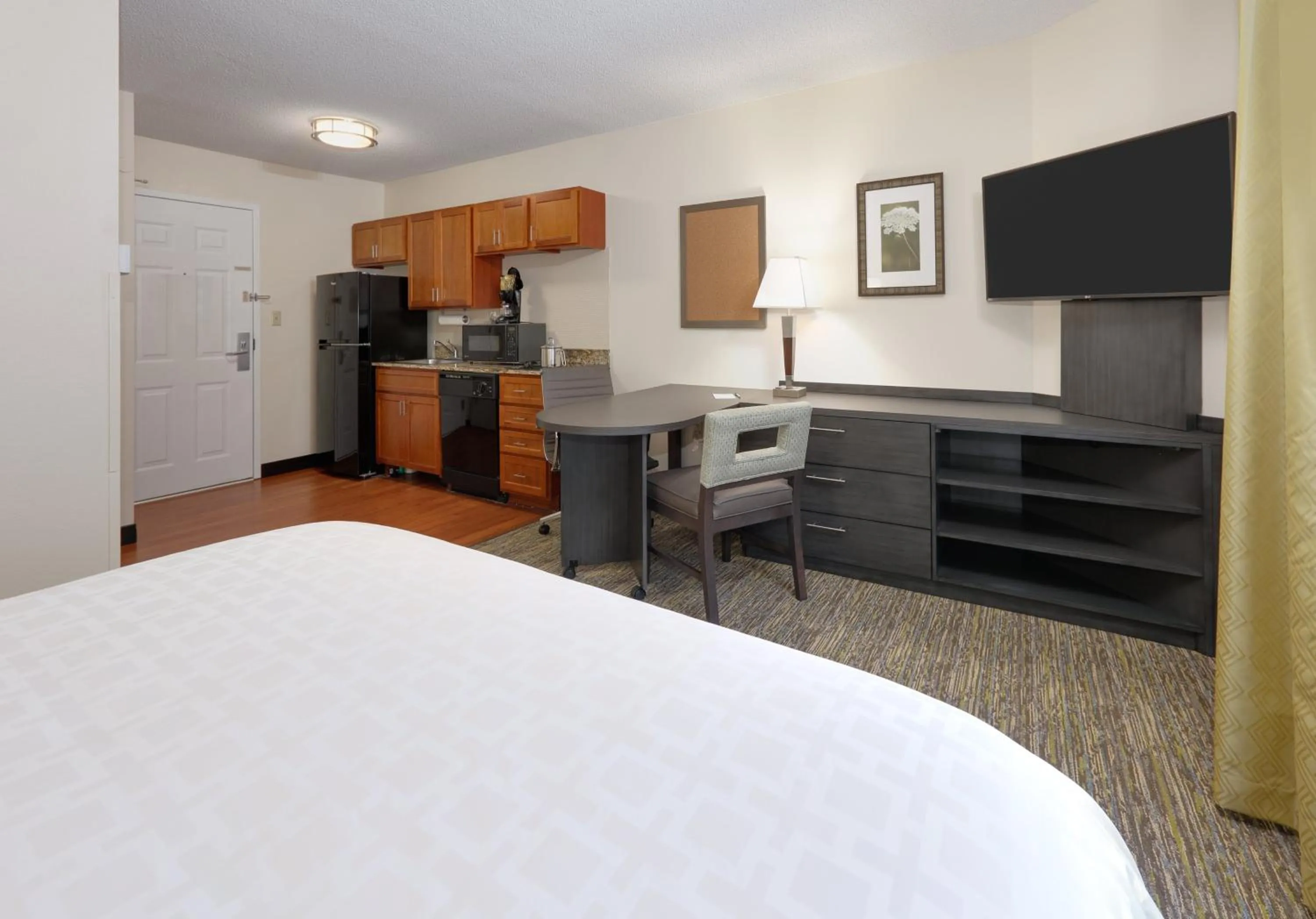 Photo of the whole room, Bed in Candlewood Suites Salina by IHG