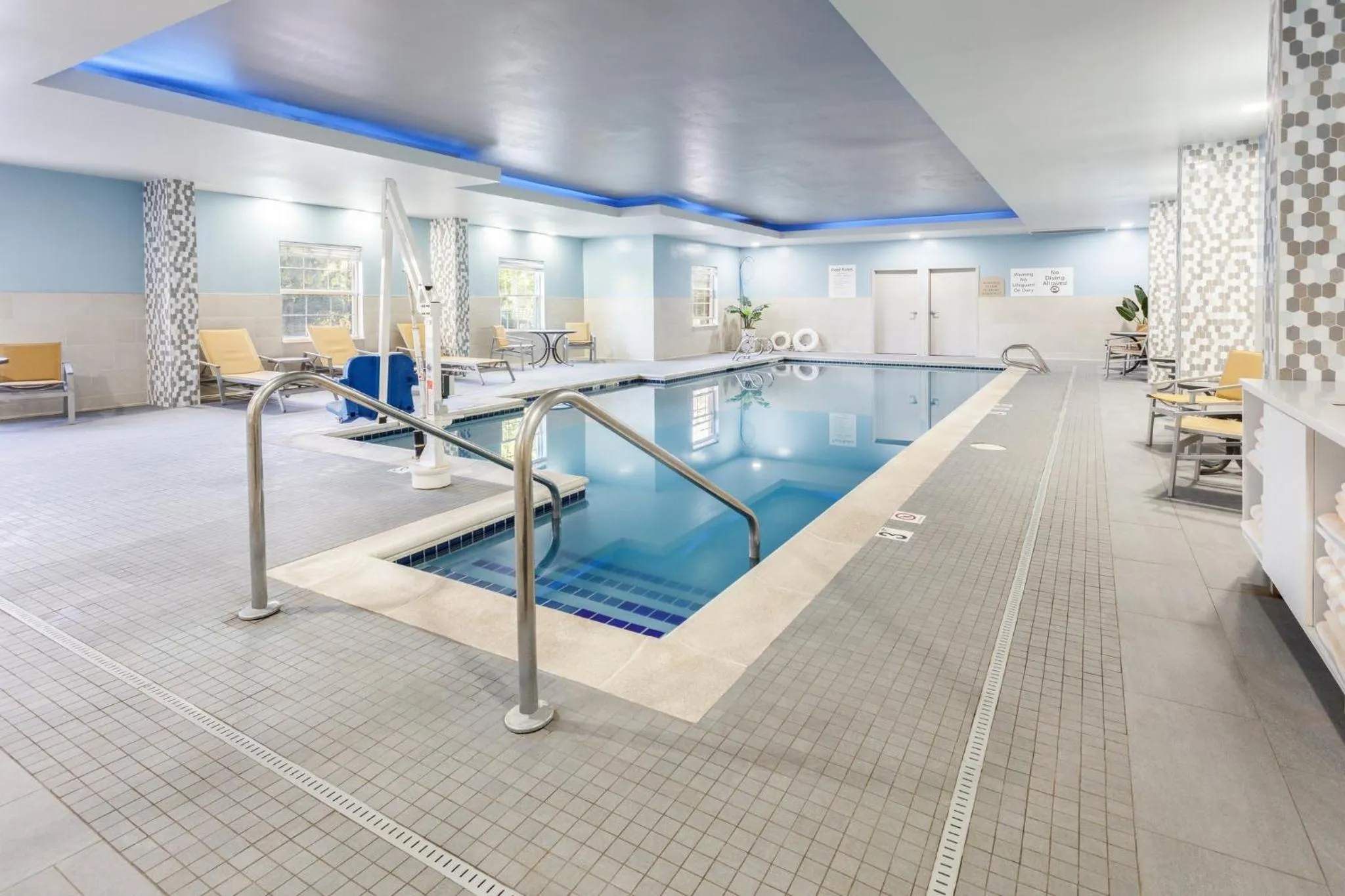 Swimming pool in Holiday Inn Express & Suites Williamsburg by IHG