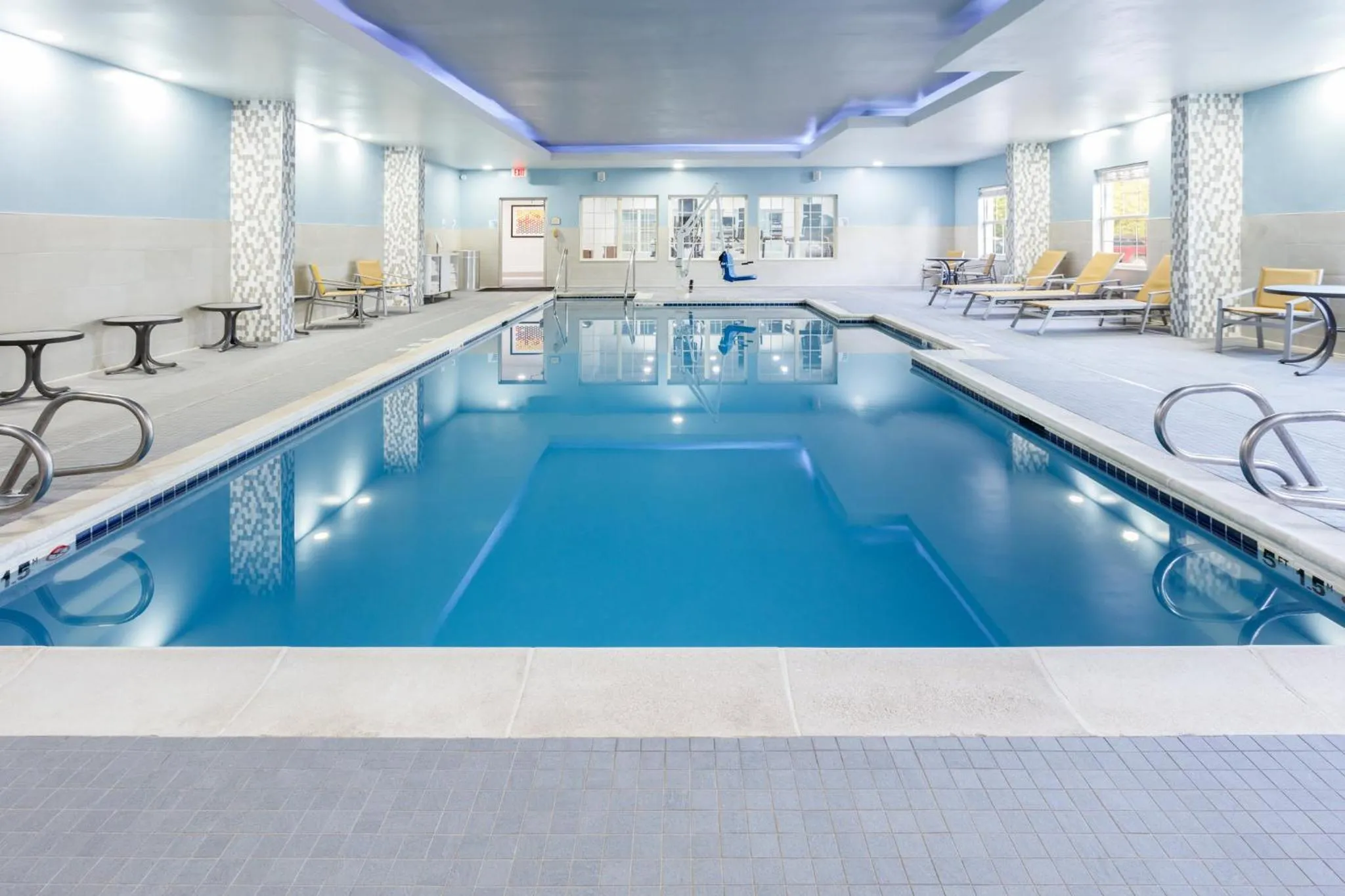 Swimming pool in Holiday Inn Express & Suites Williamsburg by IHG