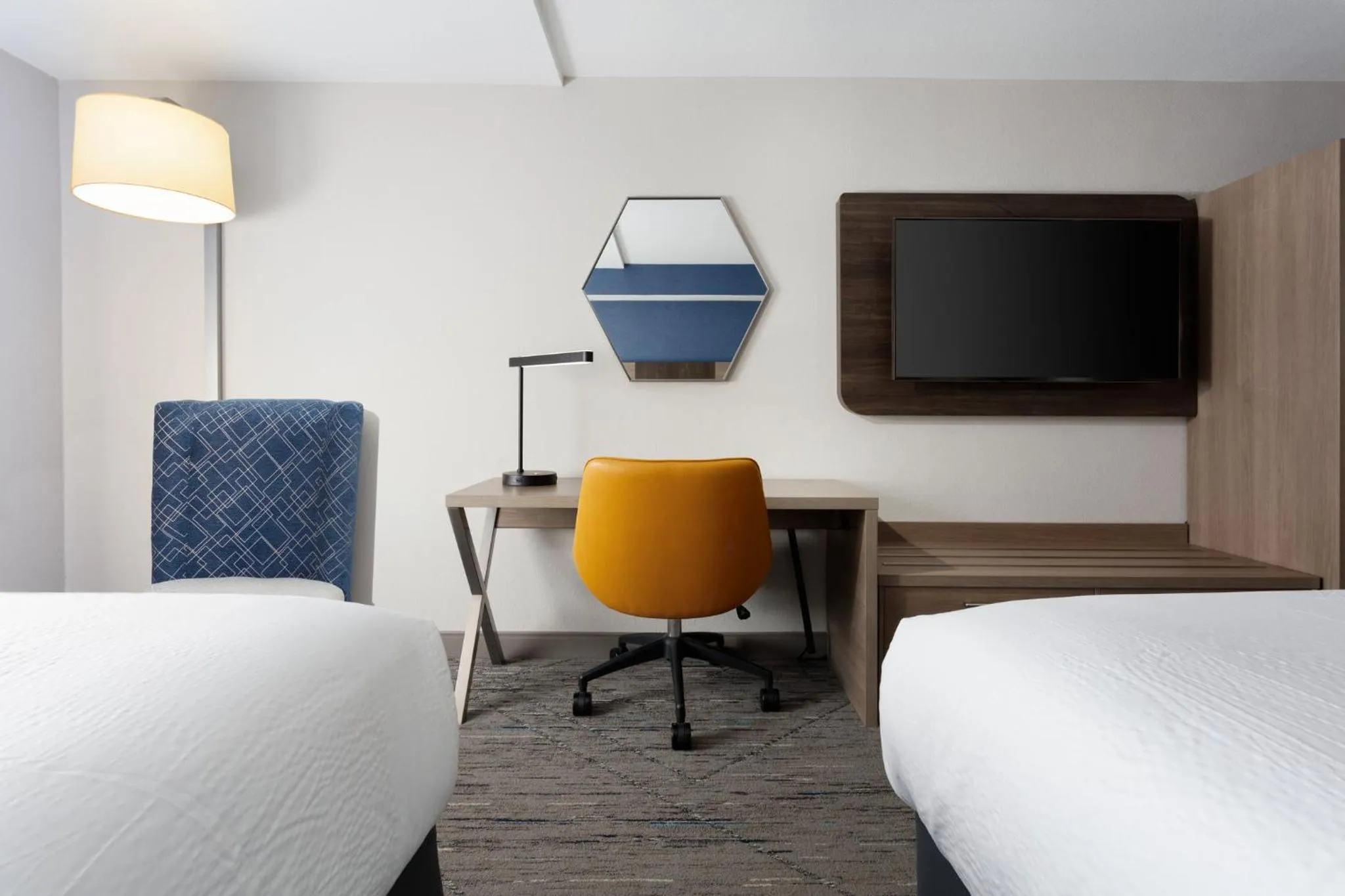 Photo of the whole room, Bed in Holiday Inn Express & Suites Williamsburg by IHG