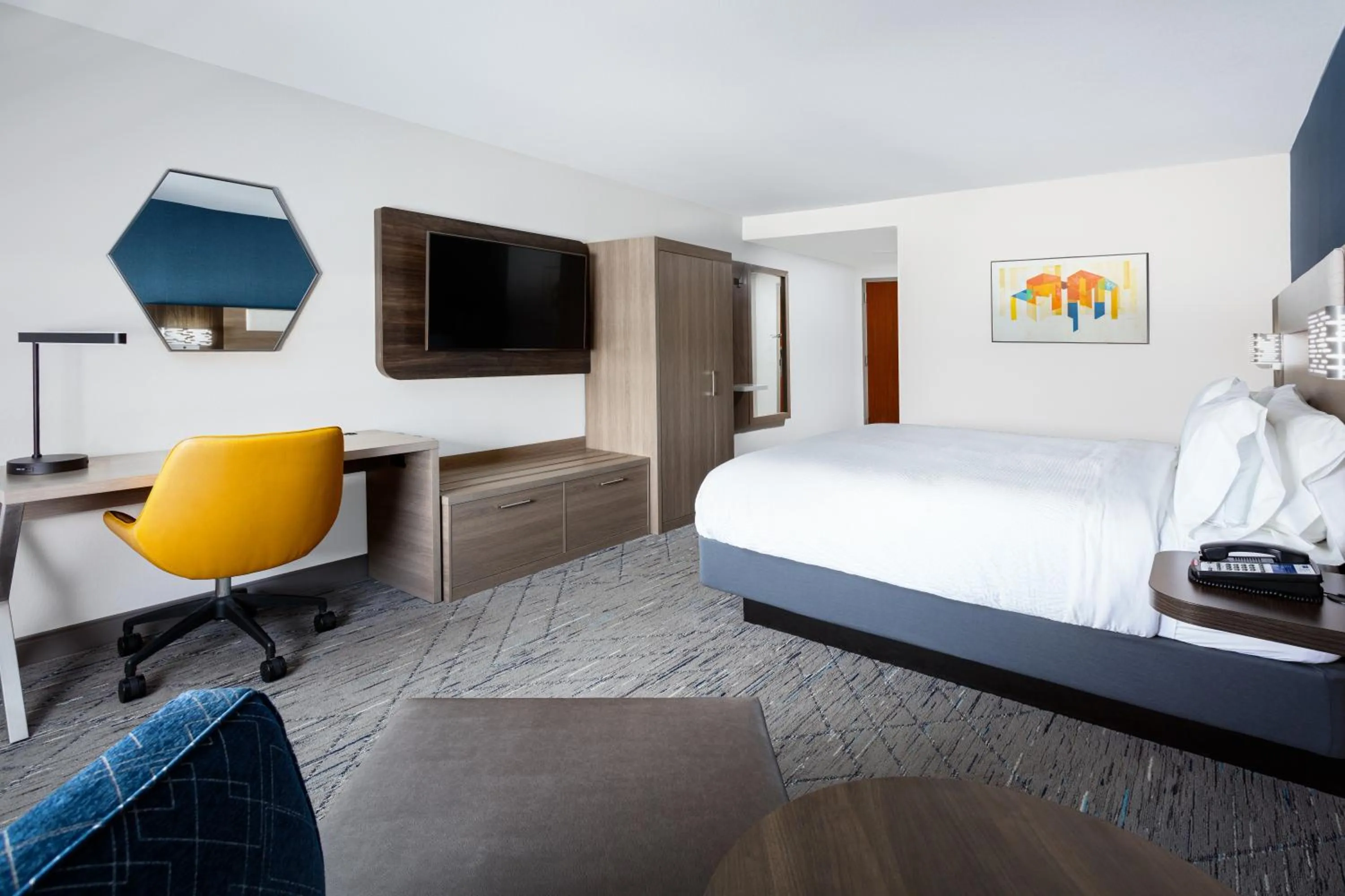 Photo of the whole room, Bed in Holiday Inn Express & Suites Williamsburg by IHG