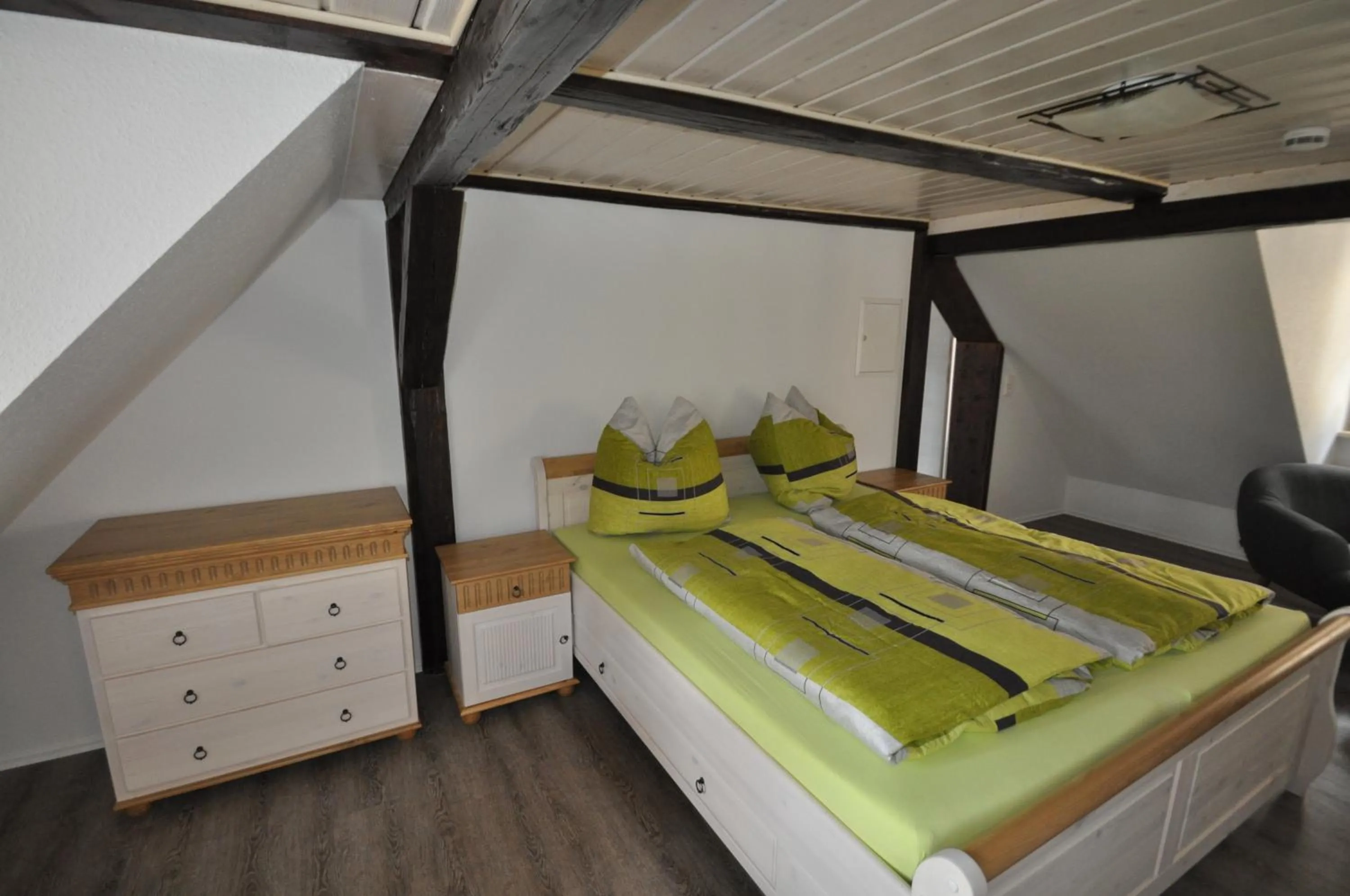 Photo of the whole room, Bed in Gasthaus und Ferienwohnungen "Zum Büchsenmacher"