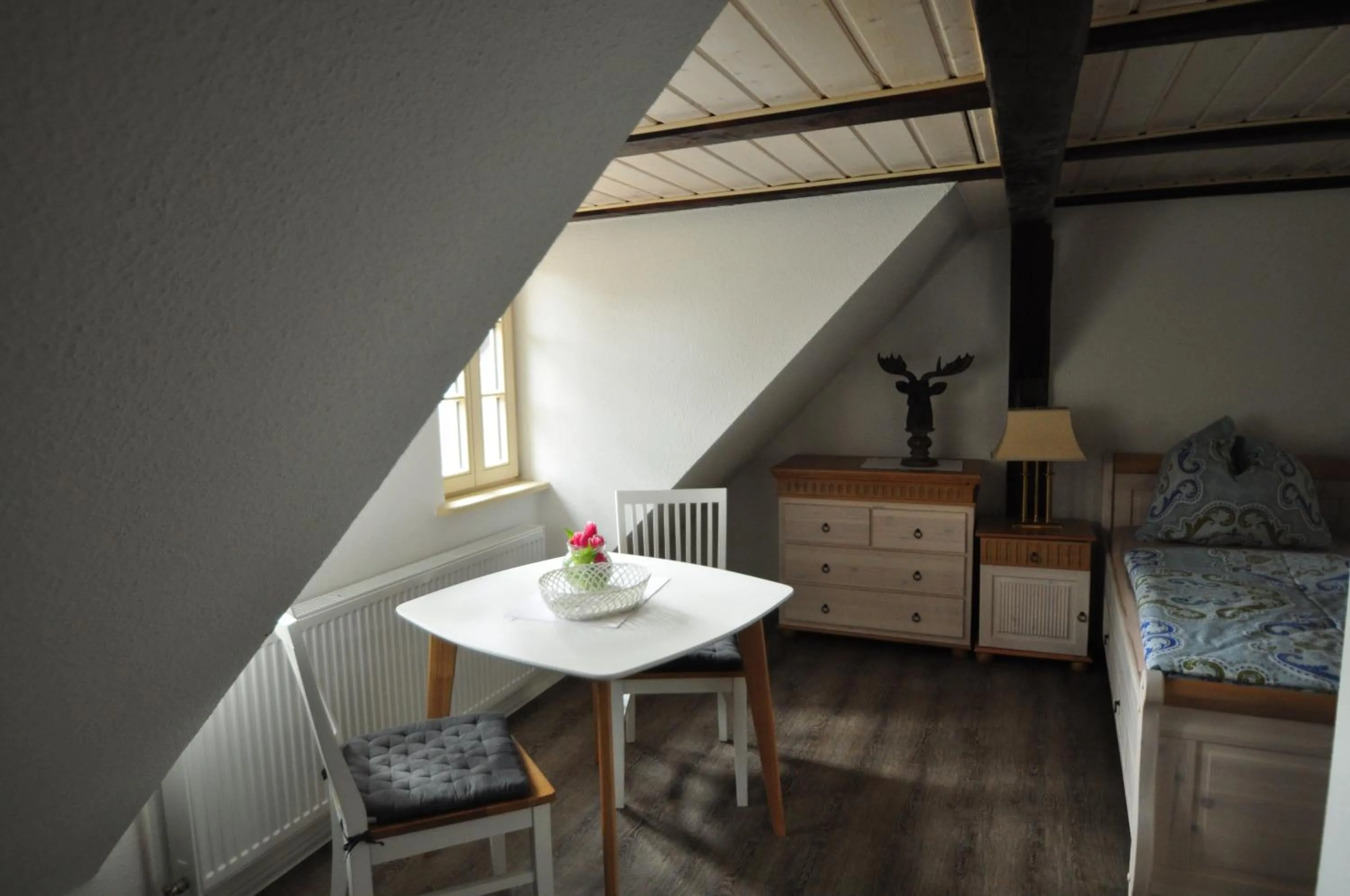 Dining area, Bed in Gasthaus und Ferienwohnungen "Zum Büchsenmacher"