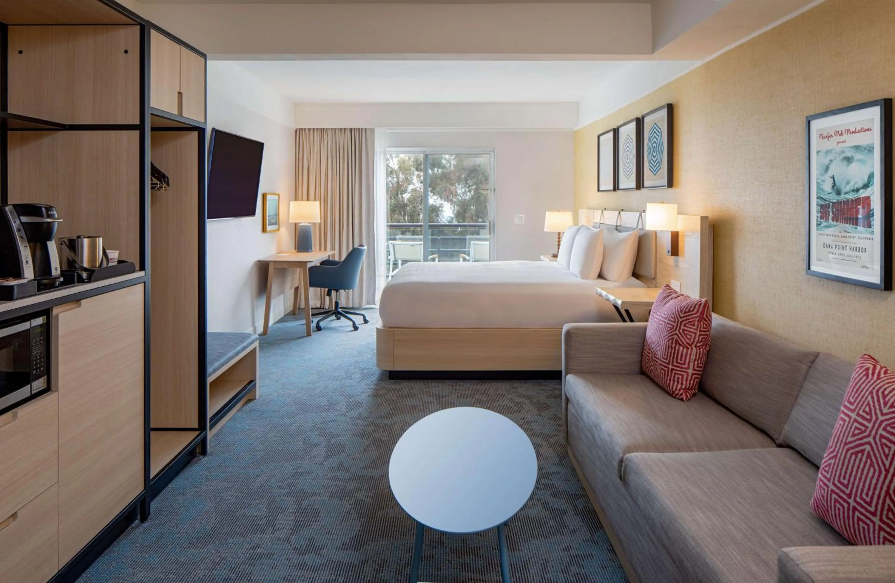 Living room, Bed in Hilton Garden Inn Dana Point Doheny Beach