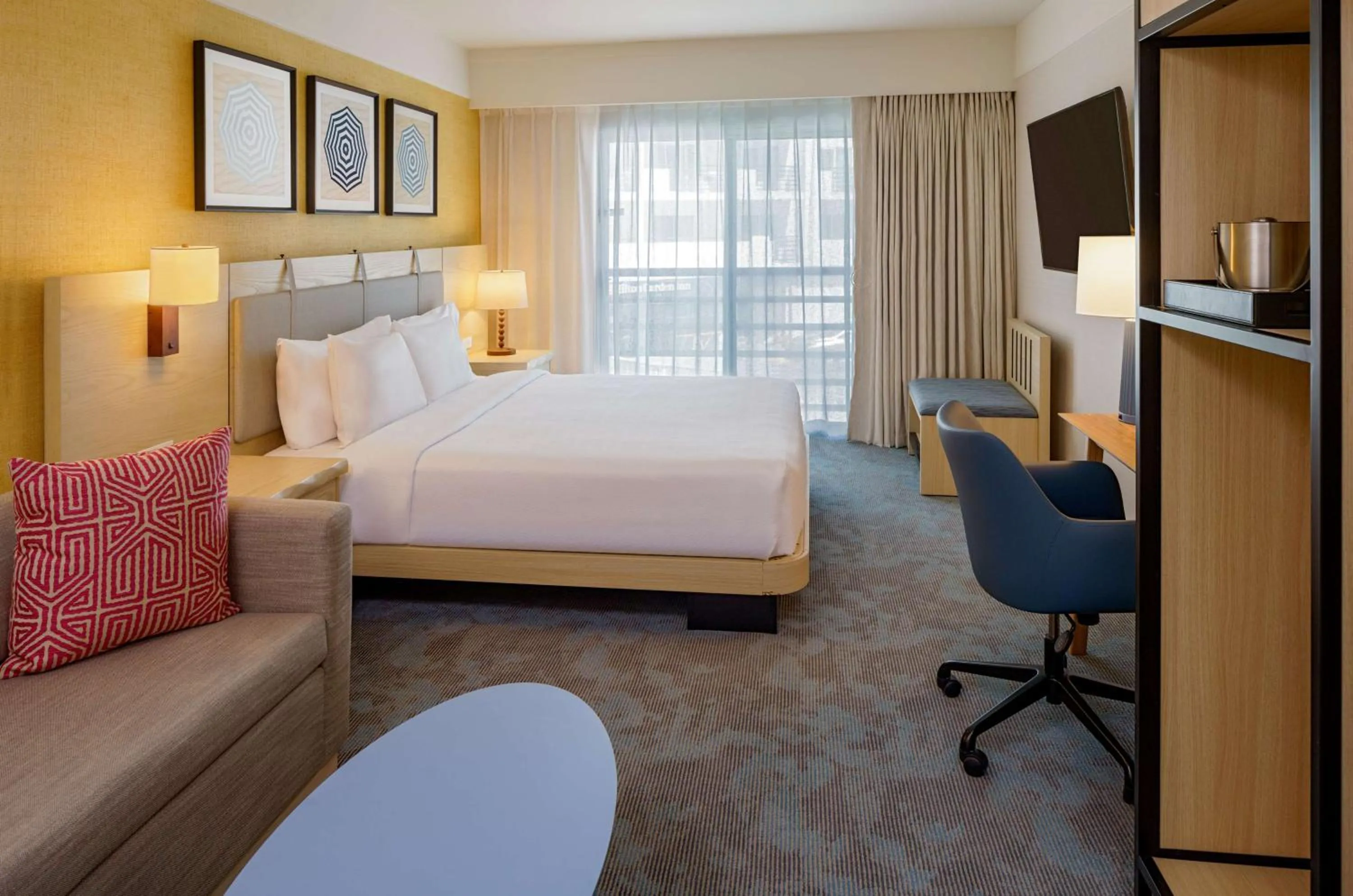 Living room, Bed in Hilton Garden Inn Dana Point Doheny Beach