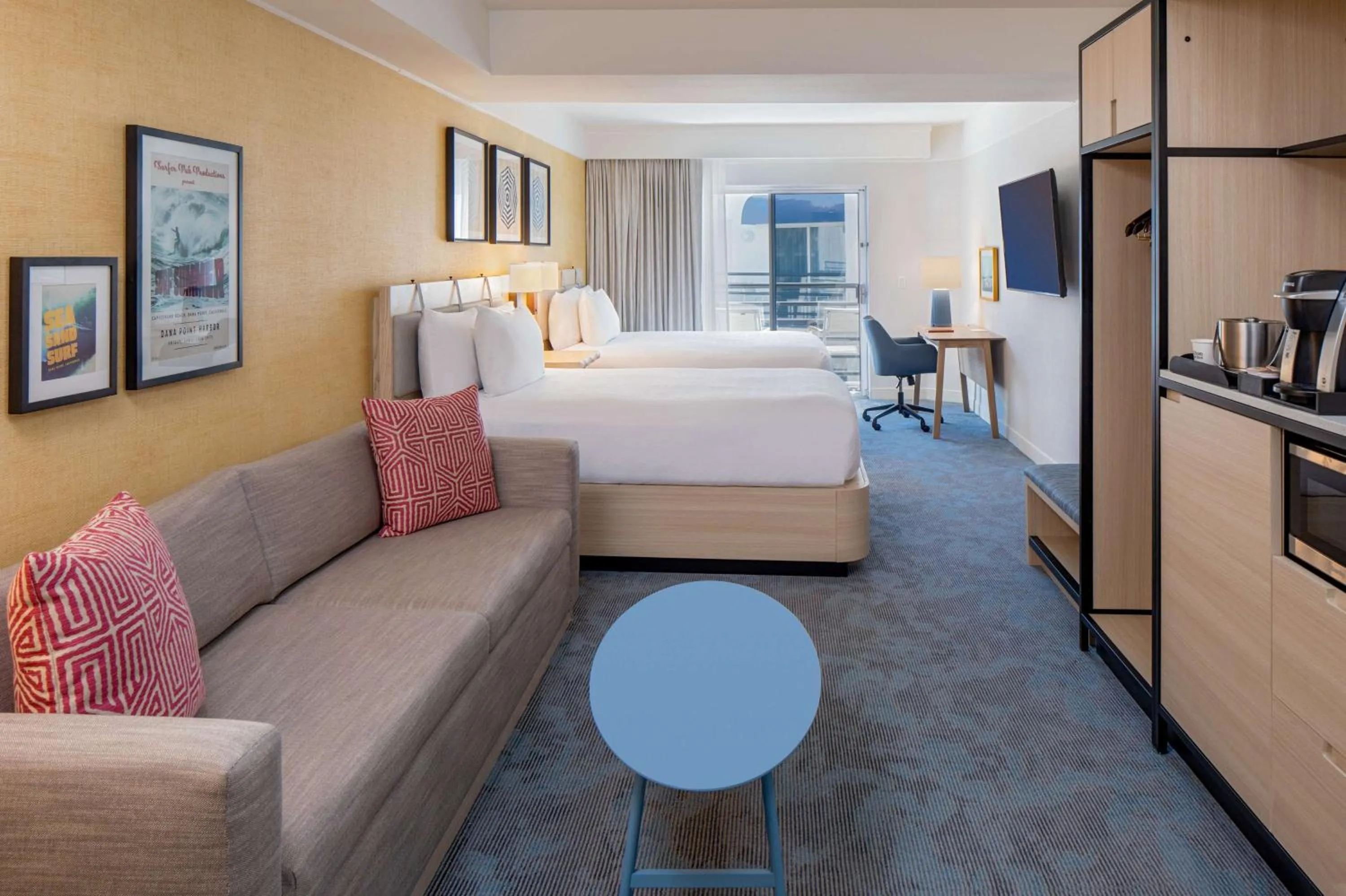 Living room, Bed in Hilton Garden Inn Dana Point Doheny Beach