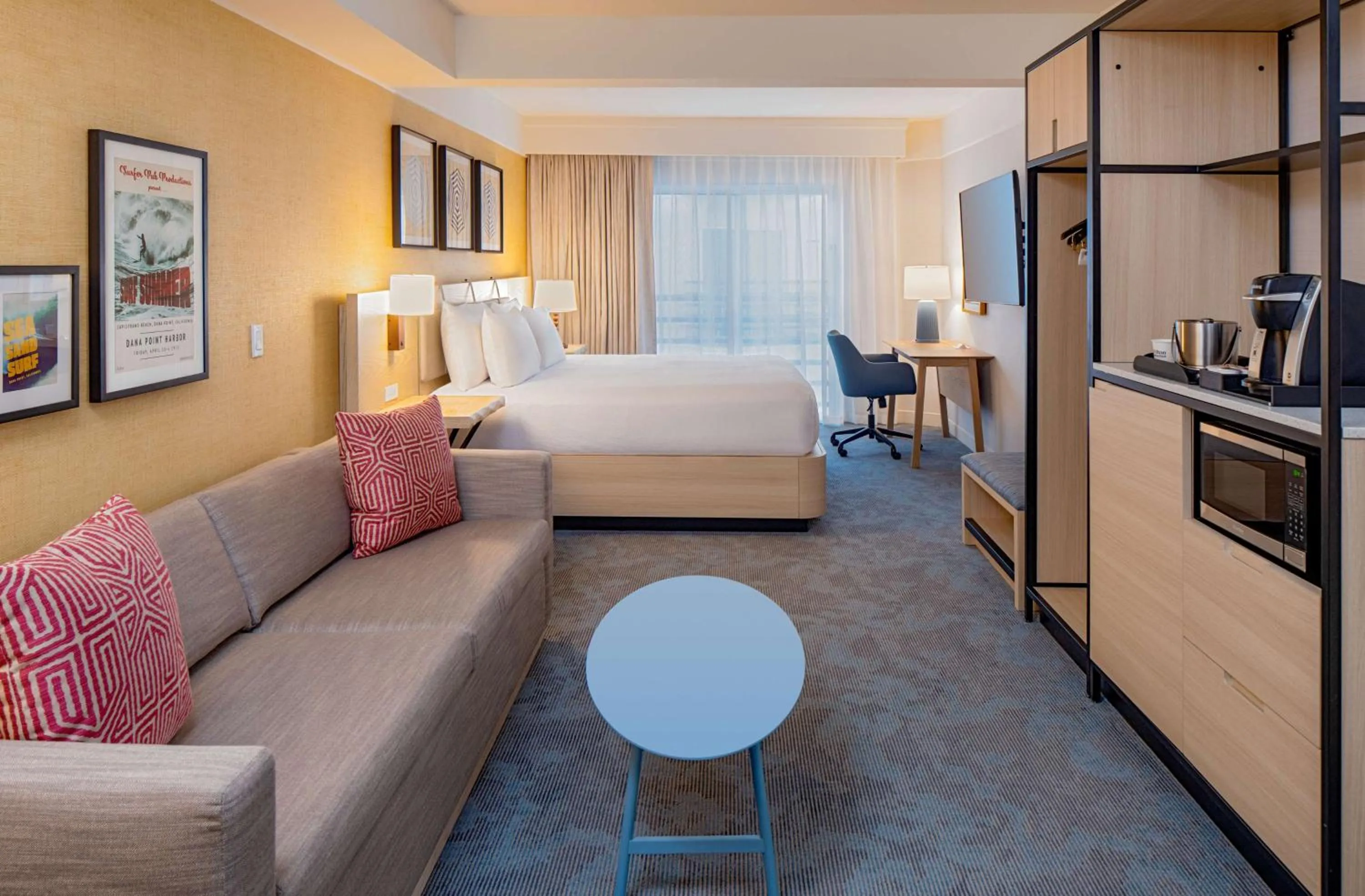 Living room, Bed in Hilton Garden Inn Dana Point Doheny Beach