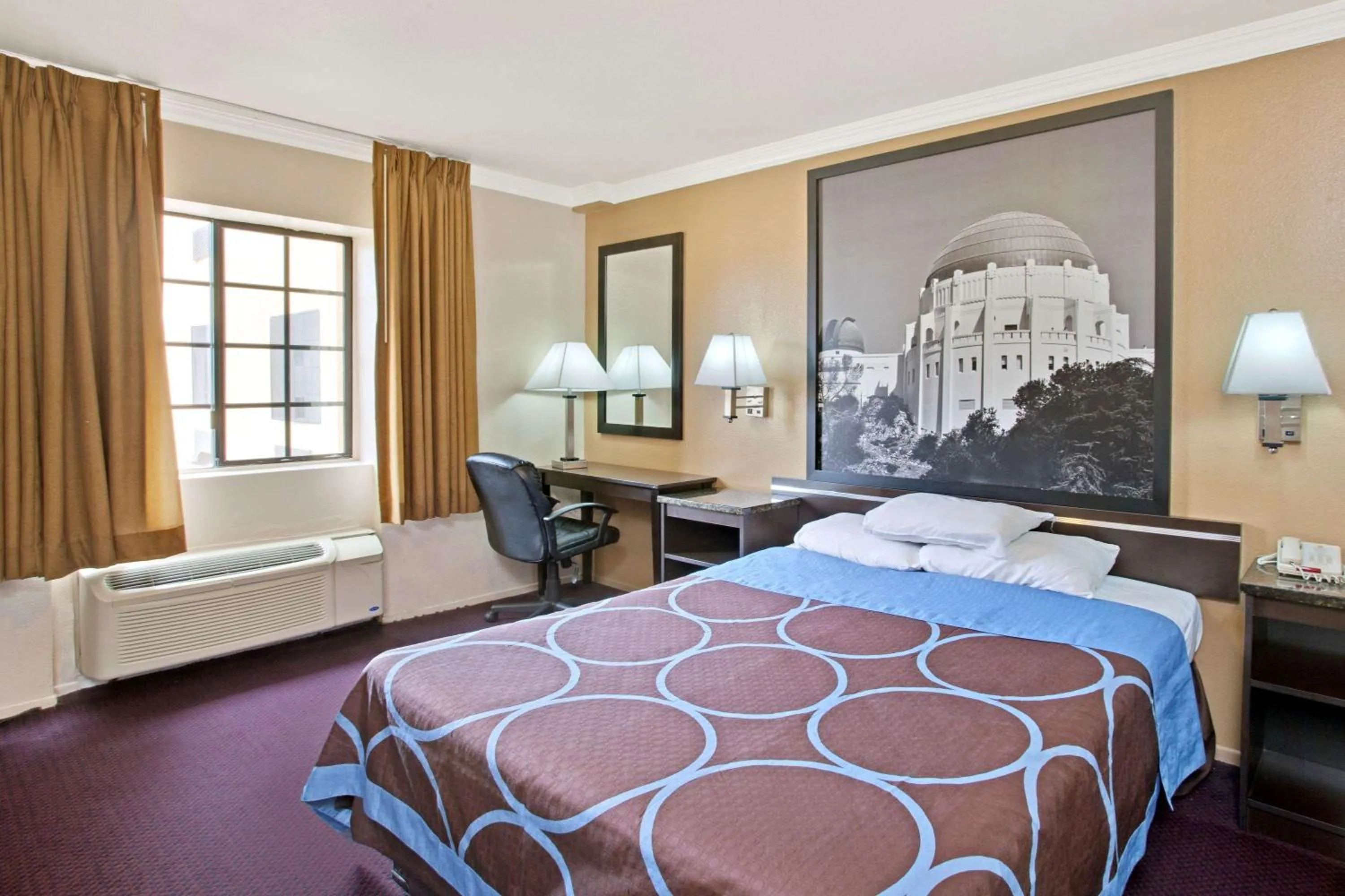 Photo of the whole room, Bed in Super 8 by Wyndham Hollywood/LA Area