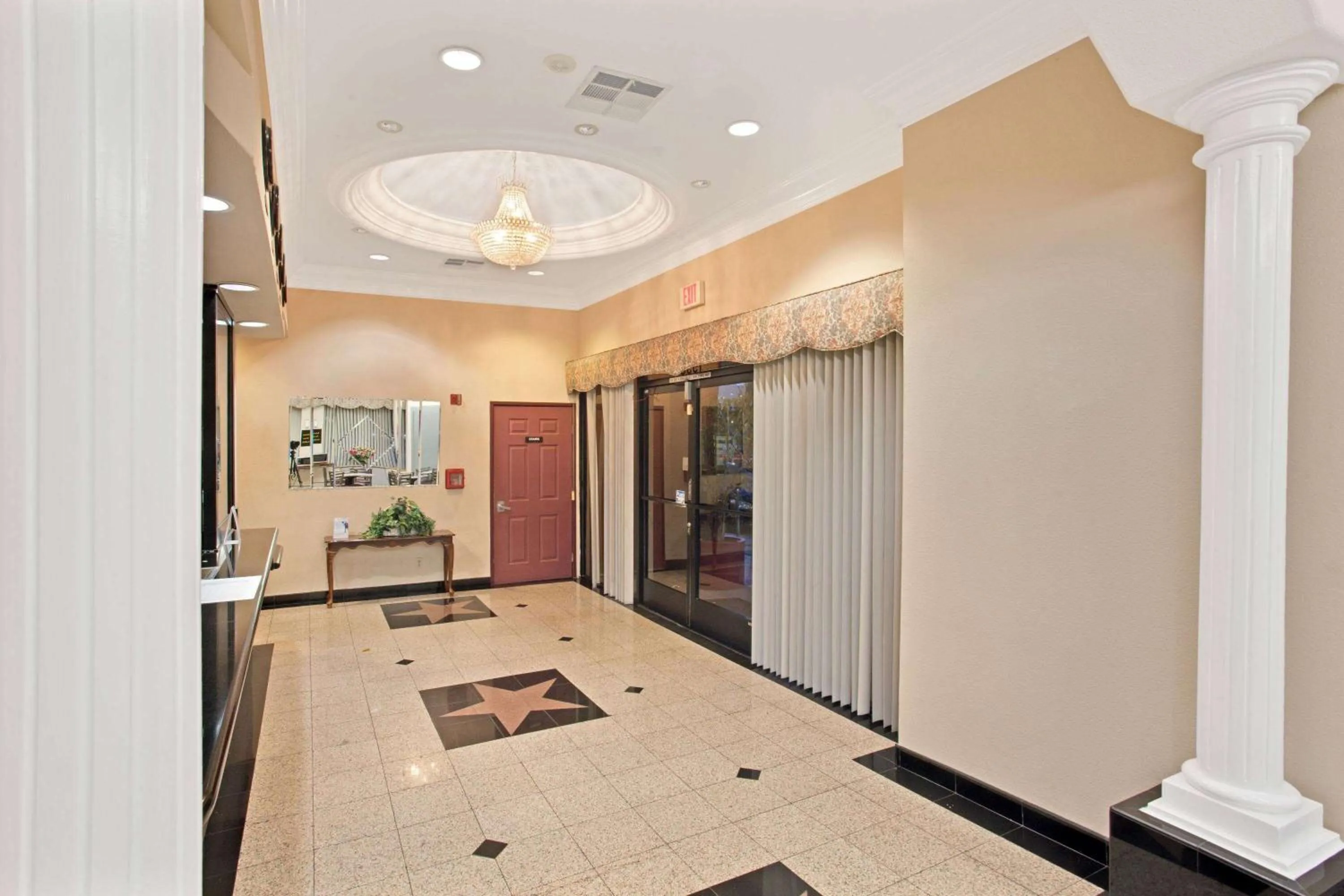 Lobby or reception in Super 8 by Wyndham Hollywood/LA Area