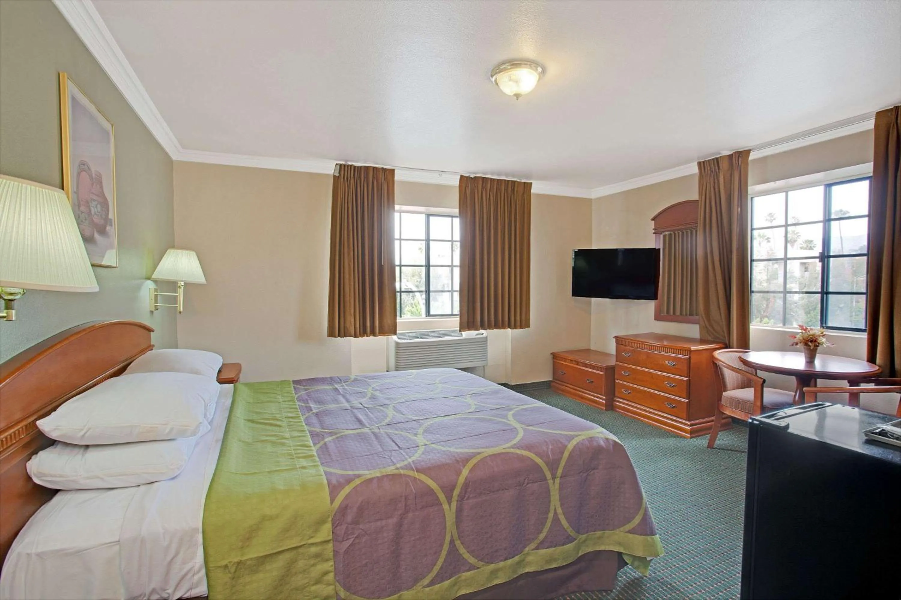 Photo of the whole room, Bed in Super 8 by Wyndham Hollywood/LA Area