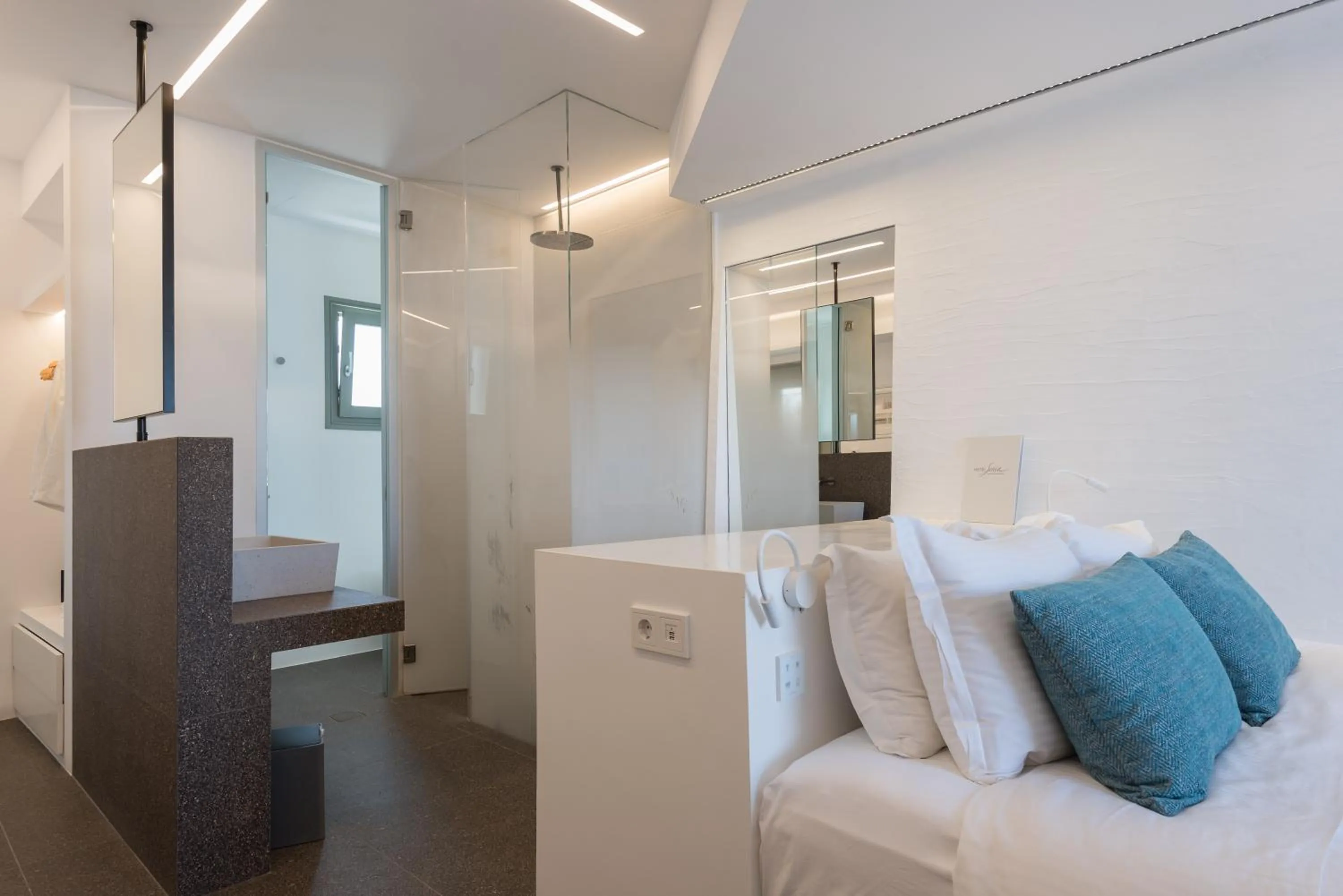 Bathroom, Bed in Hotel Senia - Onar Hotels Collection