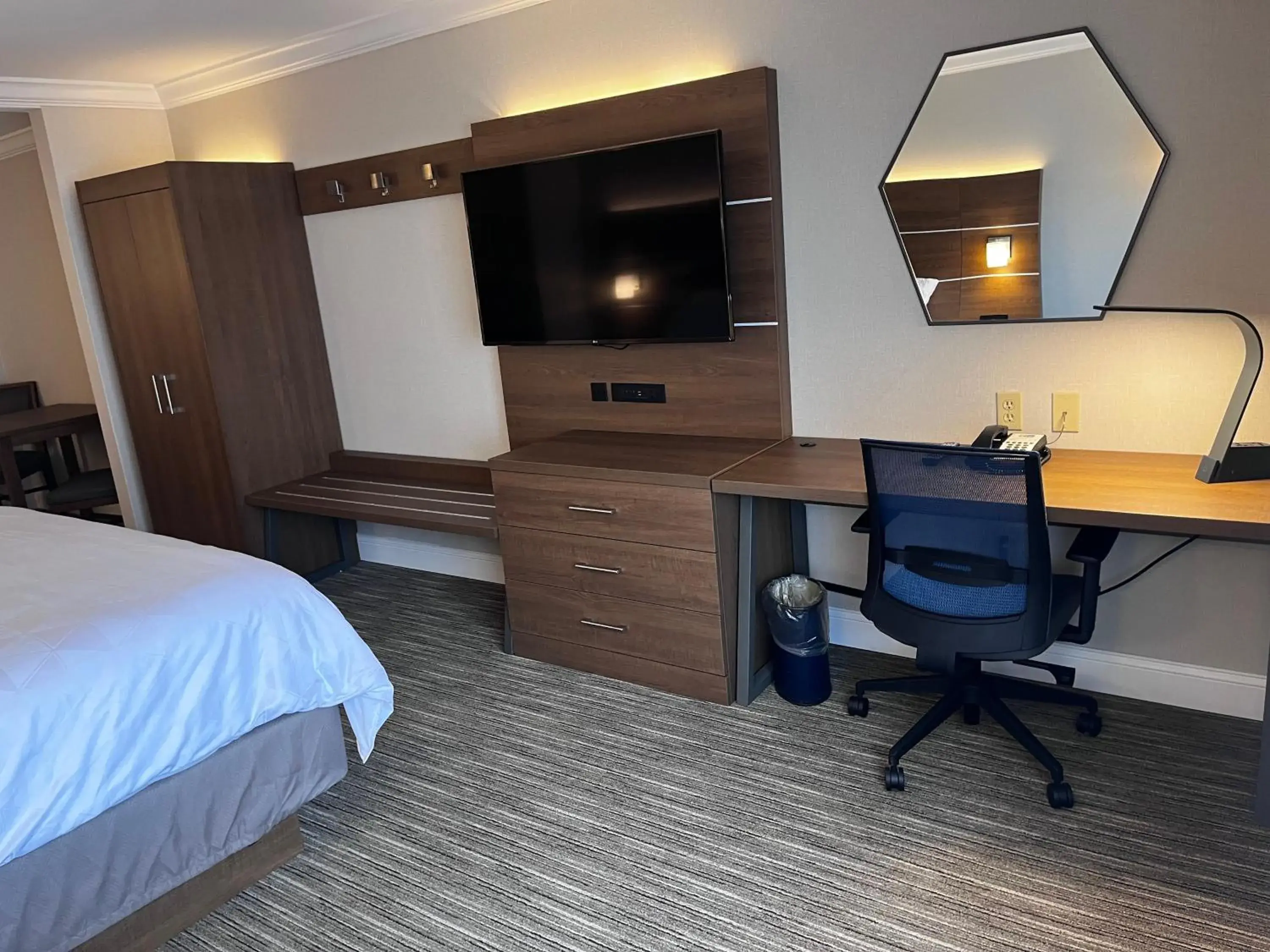 Standard King Room with Sofa Bed in Holiday Inn Express & Suites Williamsport by IHG Standard King Room with Sofa Bed in Holiday Inn Express & Suites Williamsport by IHG