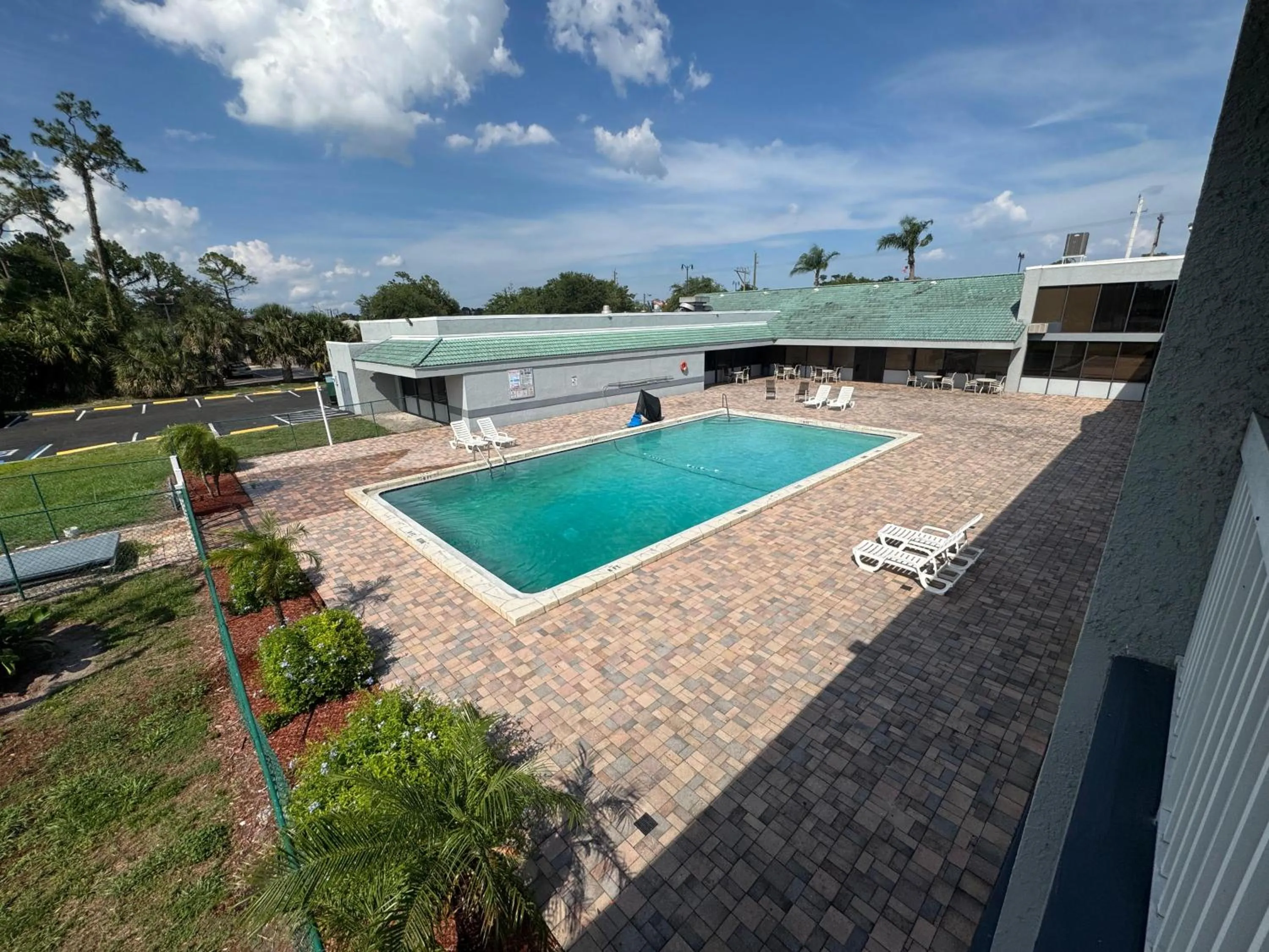 Swimming pool in Budget Inn Sanford International Airport