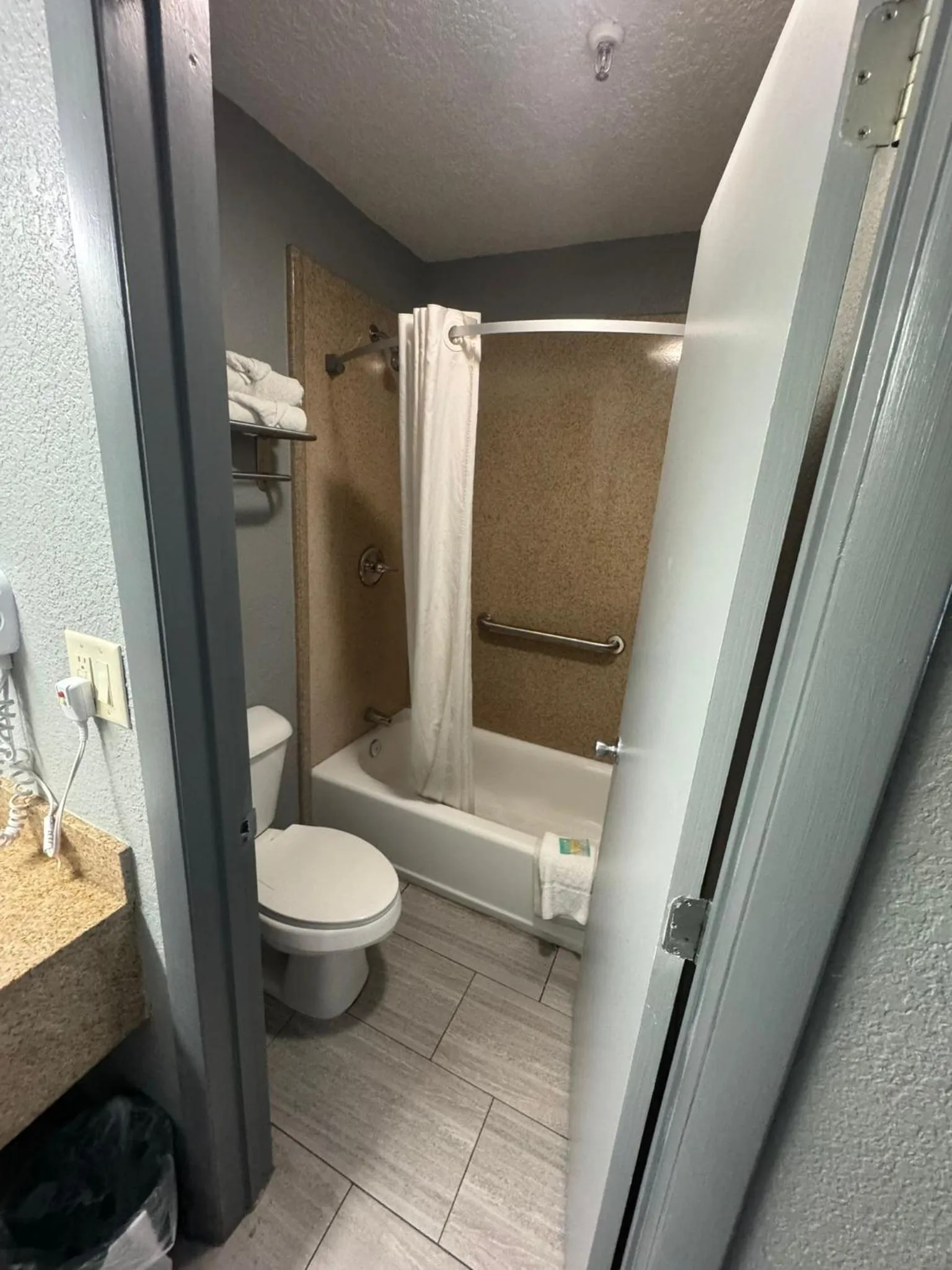 Bathroom in Budget Inn Sanford International Airport