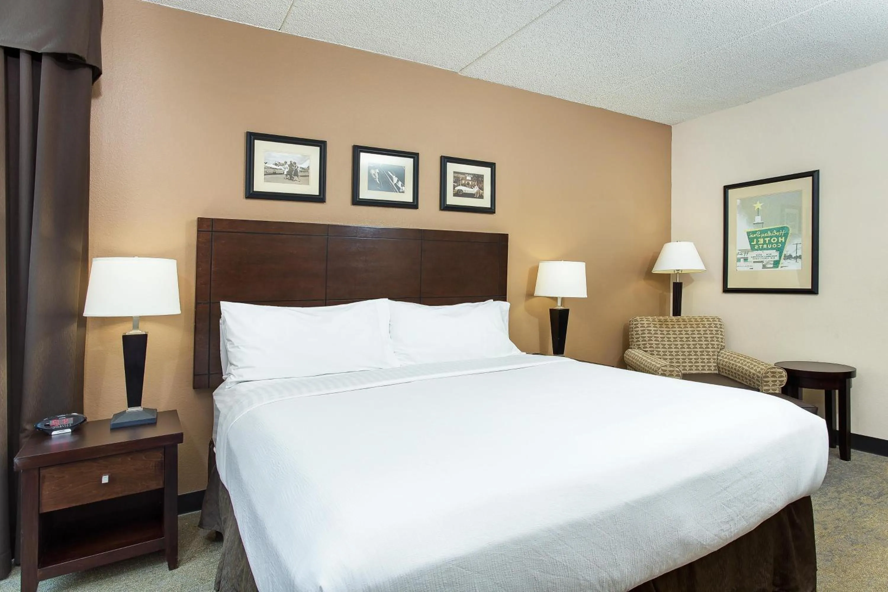Bed in Holiday Inn Louisville Airport - Fair/Expo by IHG
