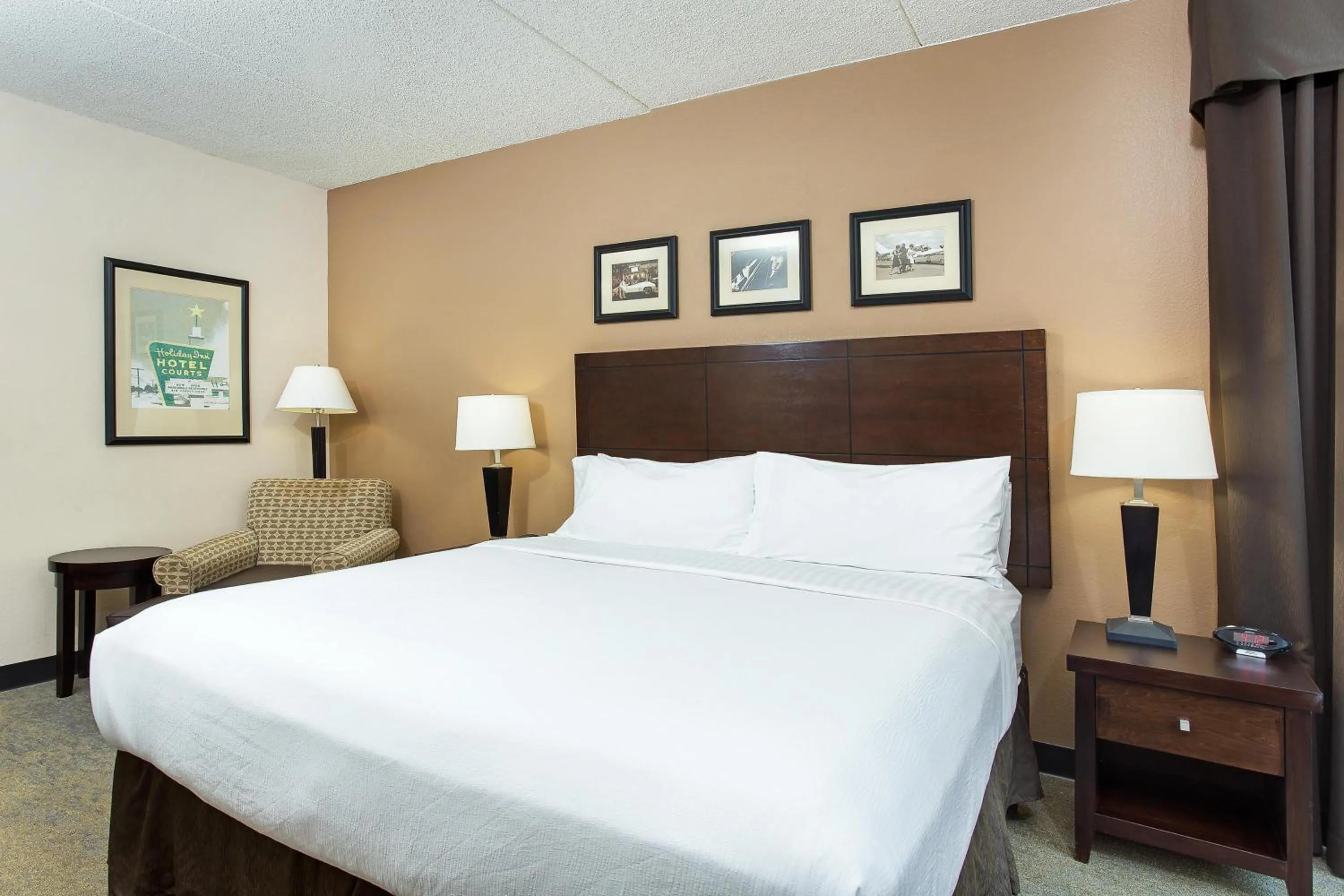 Bed in Holiday Inn Louisville Airport - Fair/Expo by IHG