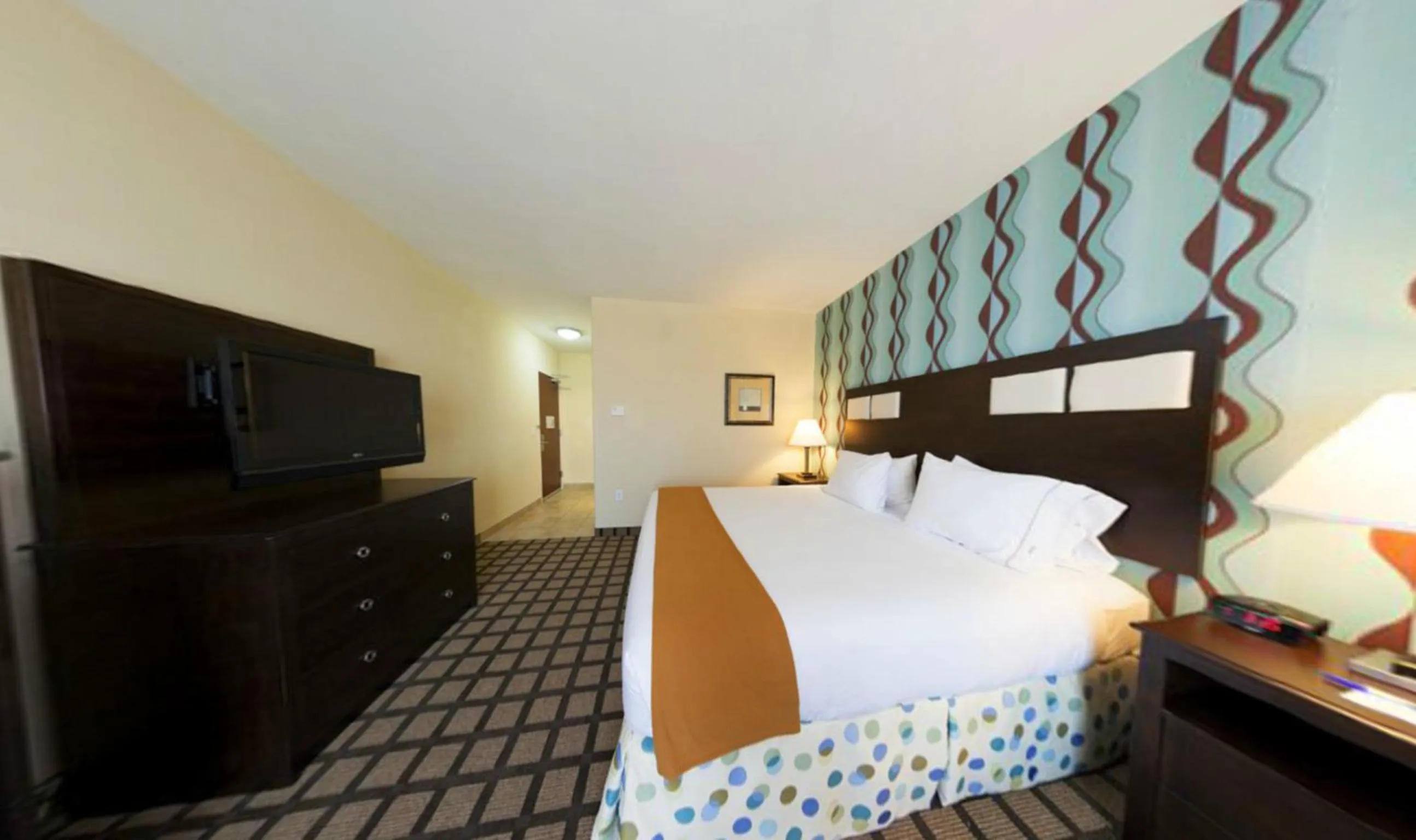 Bed in Holiday Inn Express & Suites Atlanta Southwest-Fairburn