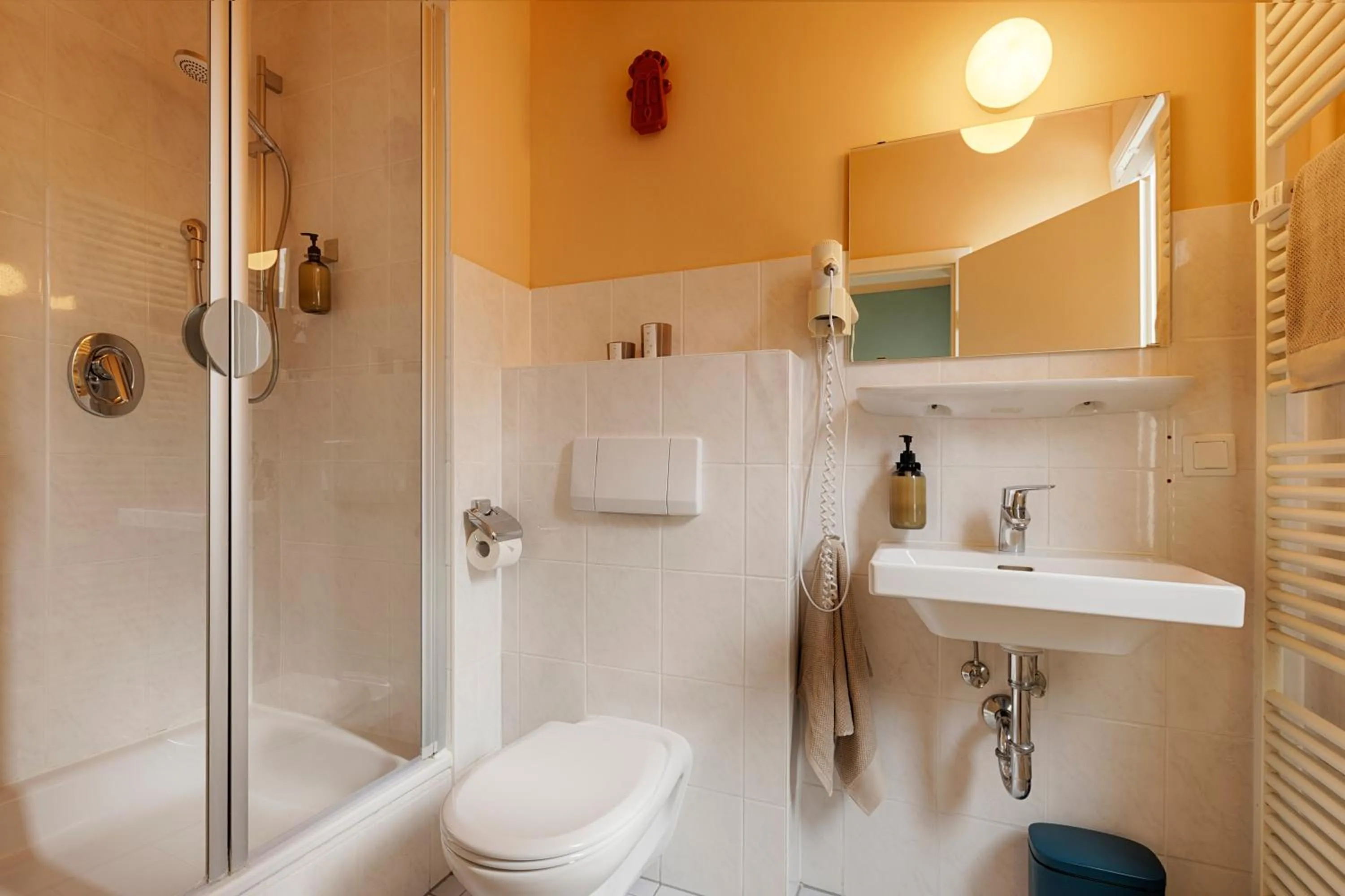 Bathroom in Hotel Kunterbunt - by homekeepers