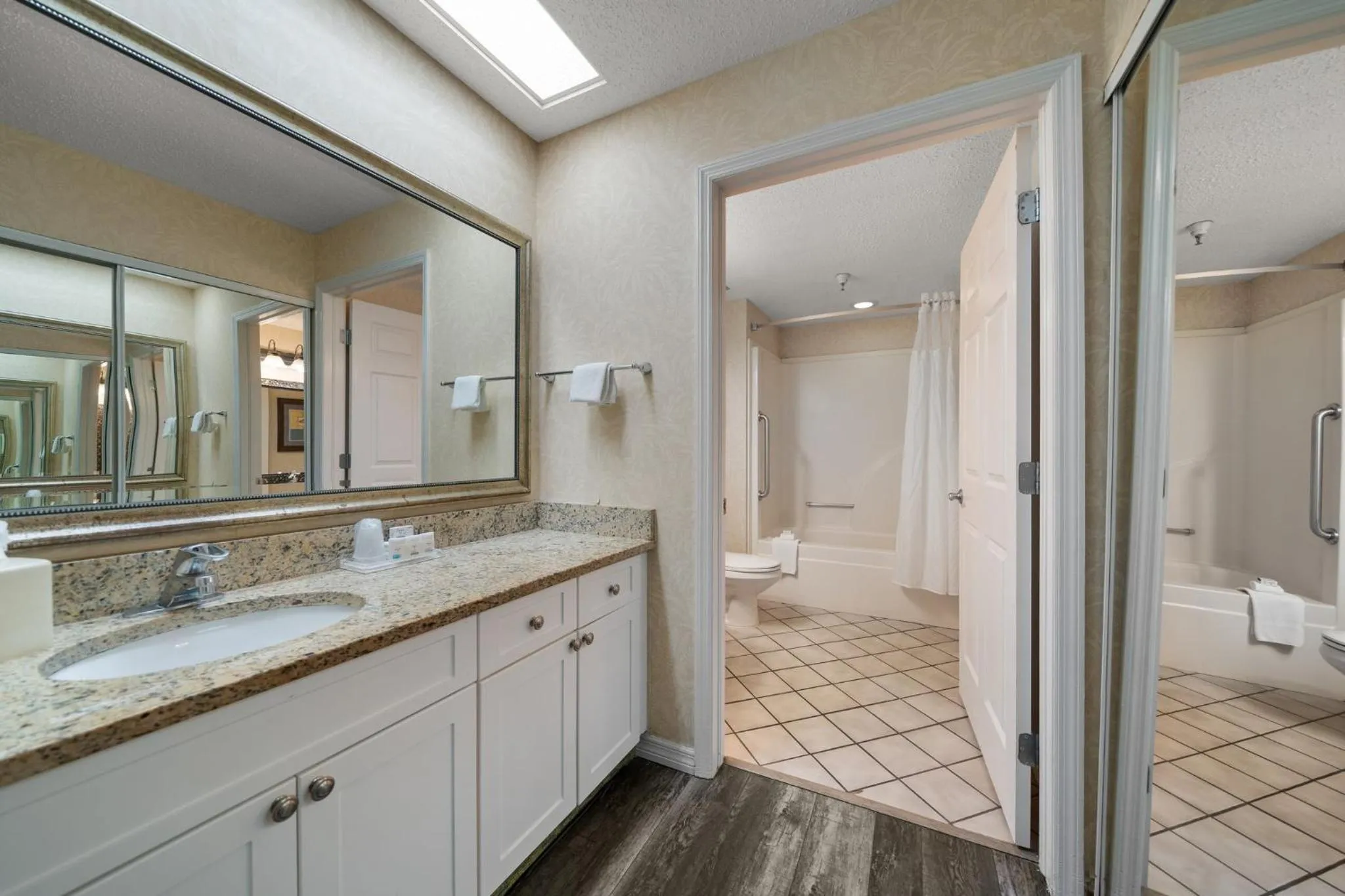 Photo of the whole room in Holiday Inn & Suites Clearwater Beach S-Harbourside