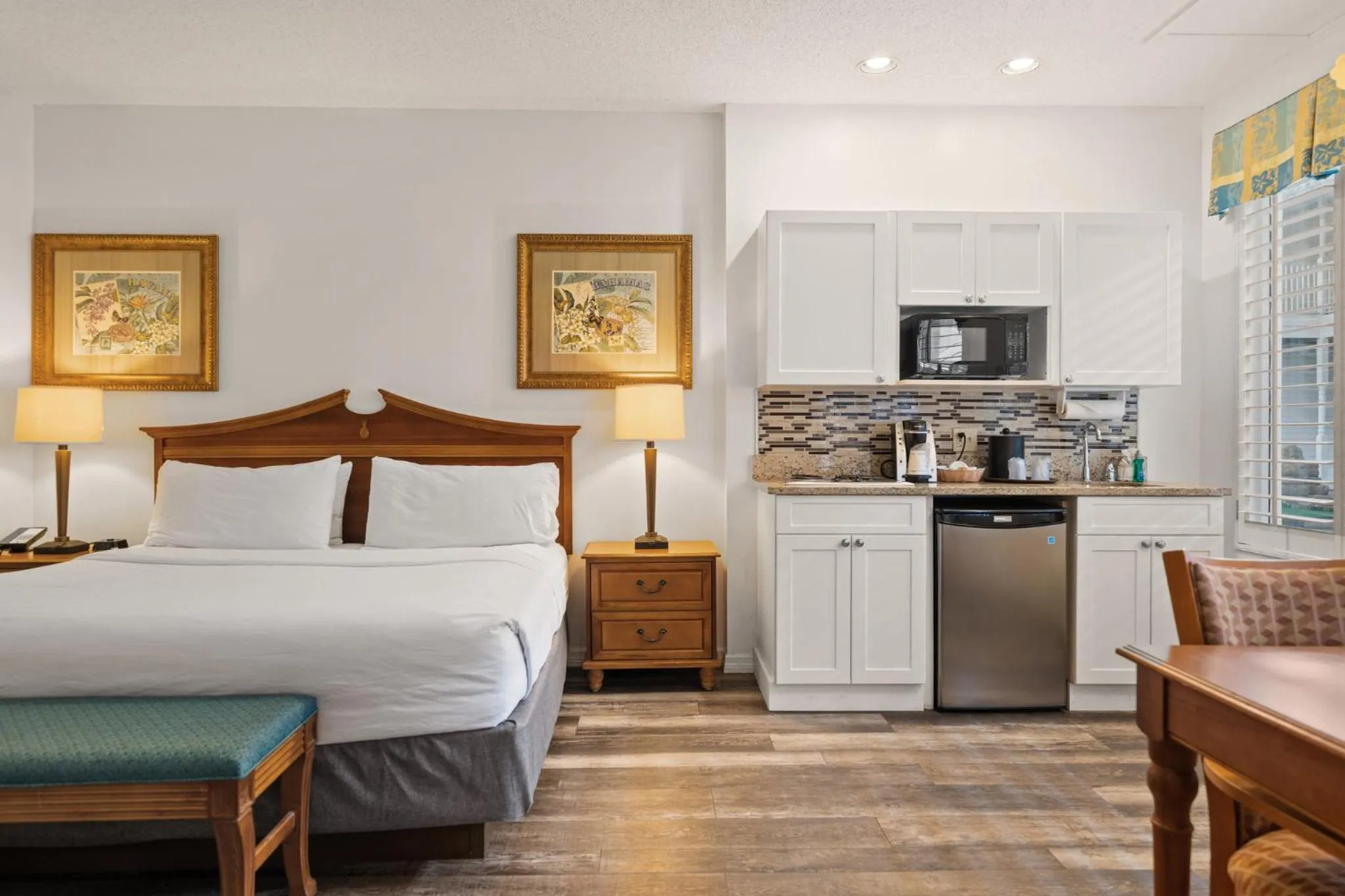 Photo of the whole room, Bed in Holiday Inn & Suites Clearwater Beach S-Harbourside