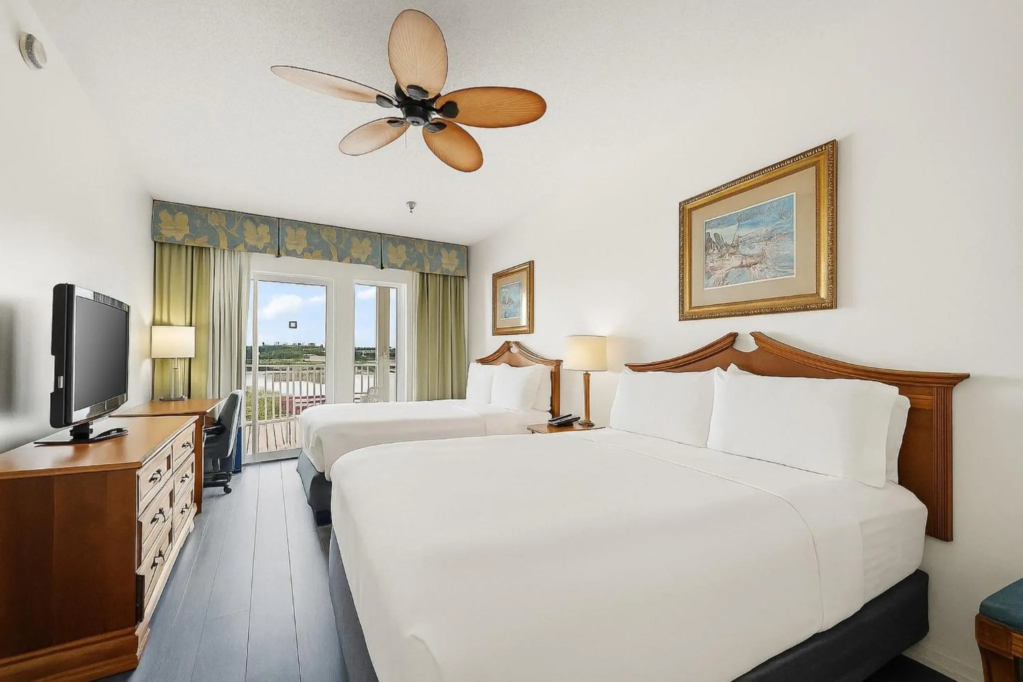 Photo of the whole room, Bed in Holiday Inn & Suites Clearwater Beach S-Harbourside