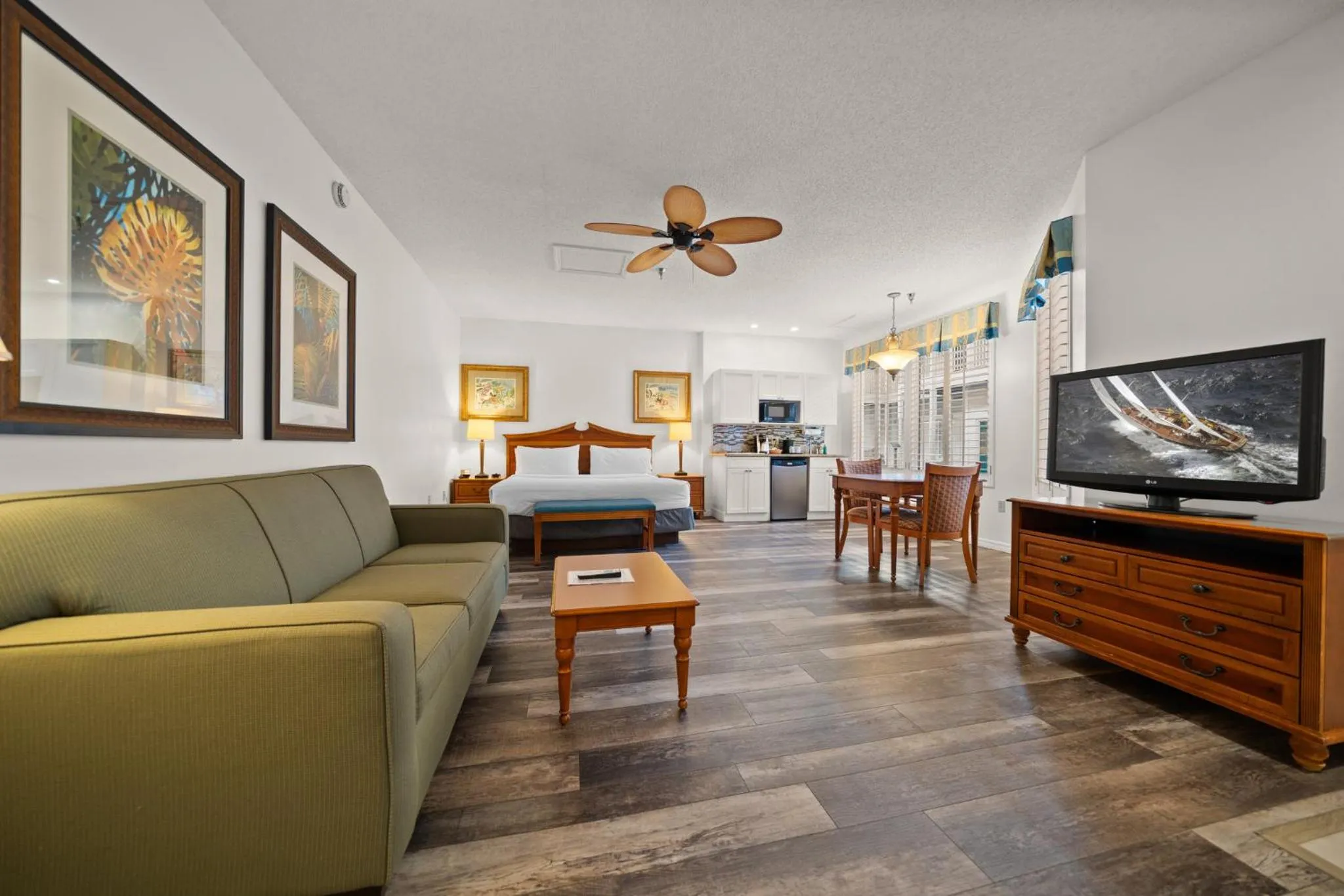 Photo of the whole room in Holiday Inn & Suites Clearwater Beach S-Harbourside