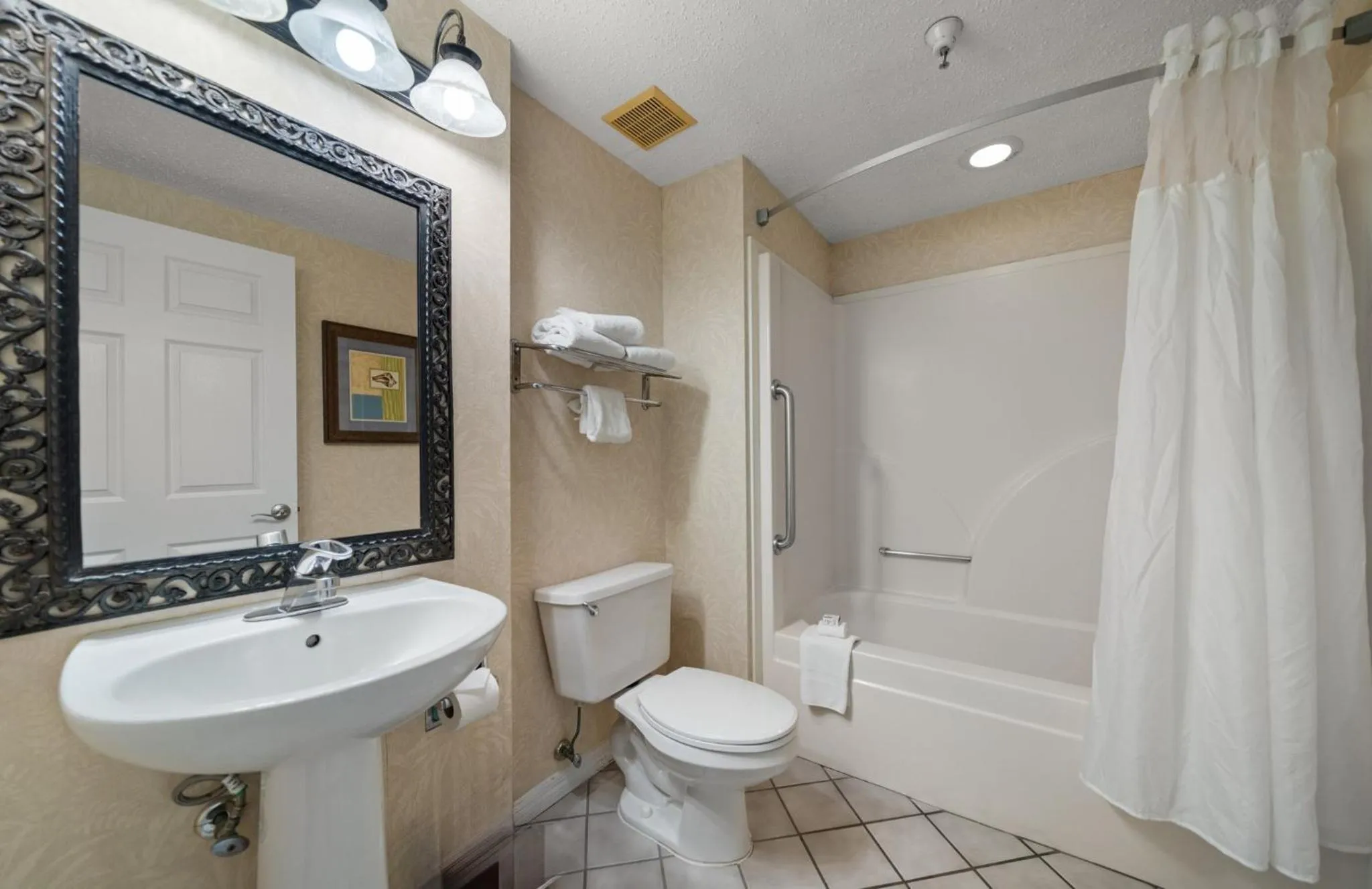 Bathroom in Holiday Inn & Suites Clearwater Beach S-Harbourside