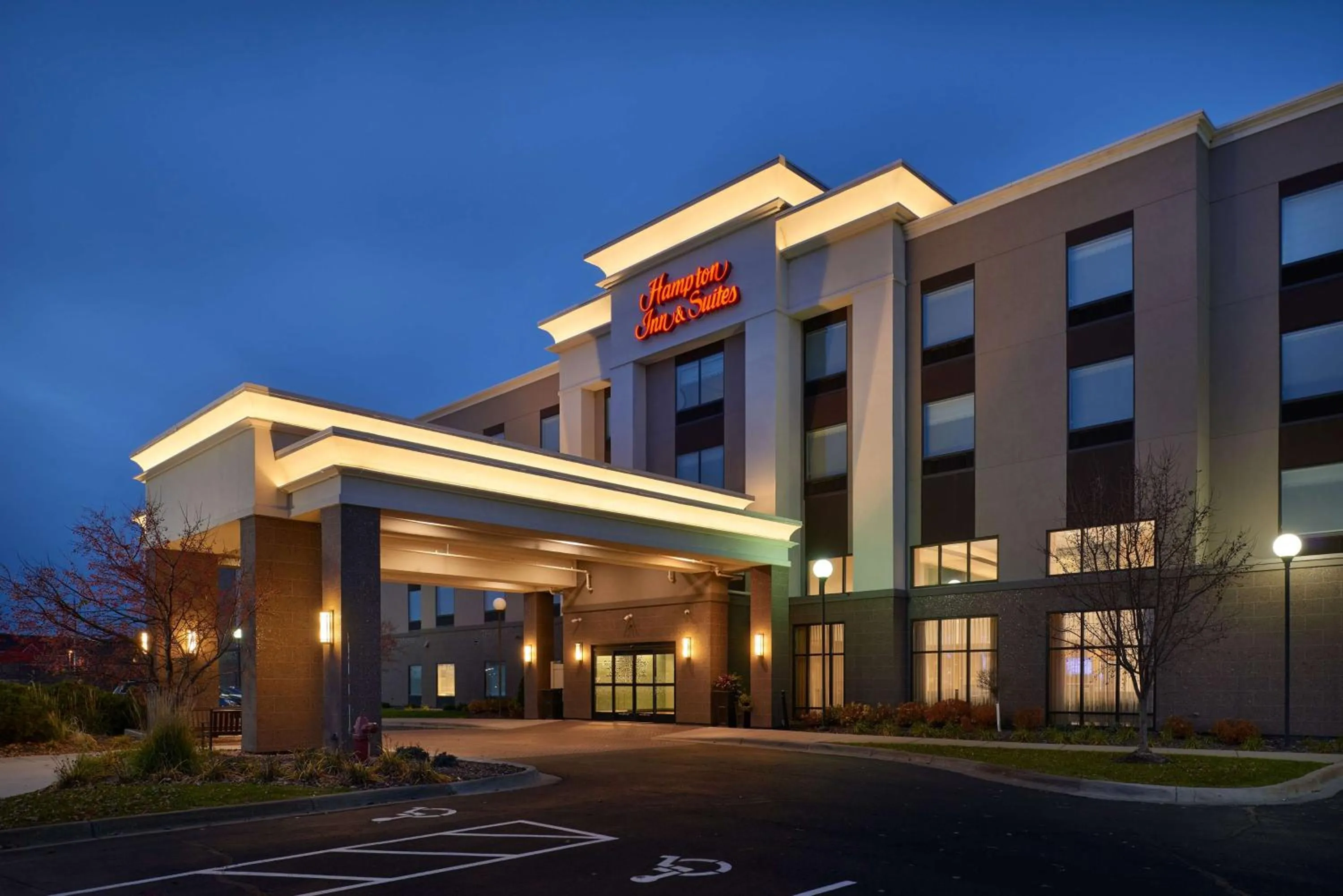 Property building in Hampton Inn & Suites Rogers