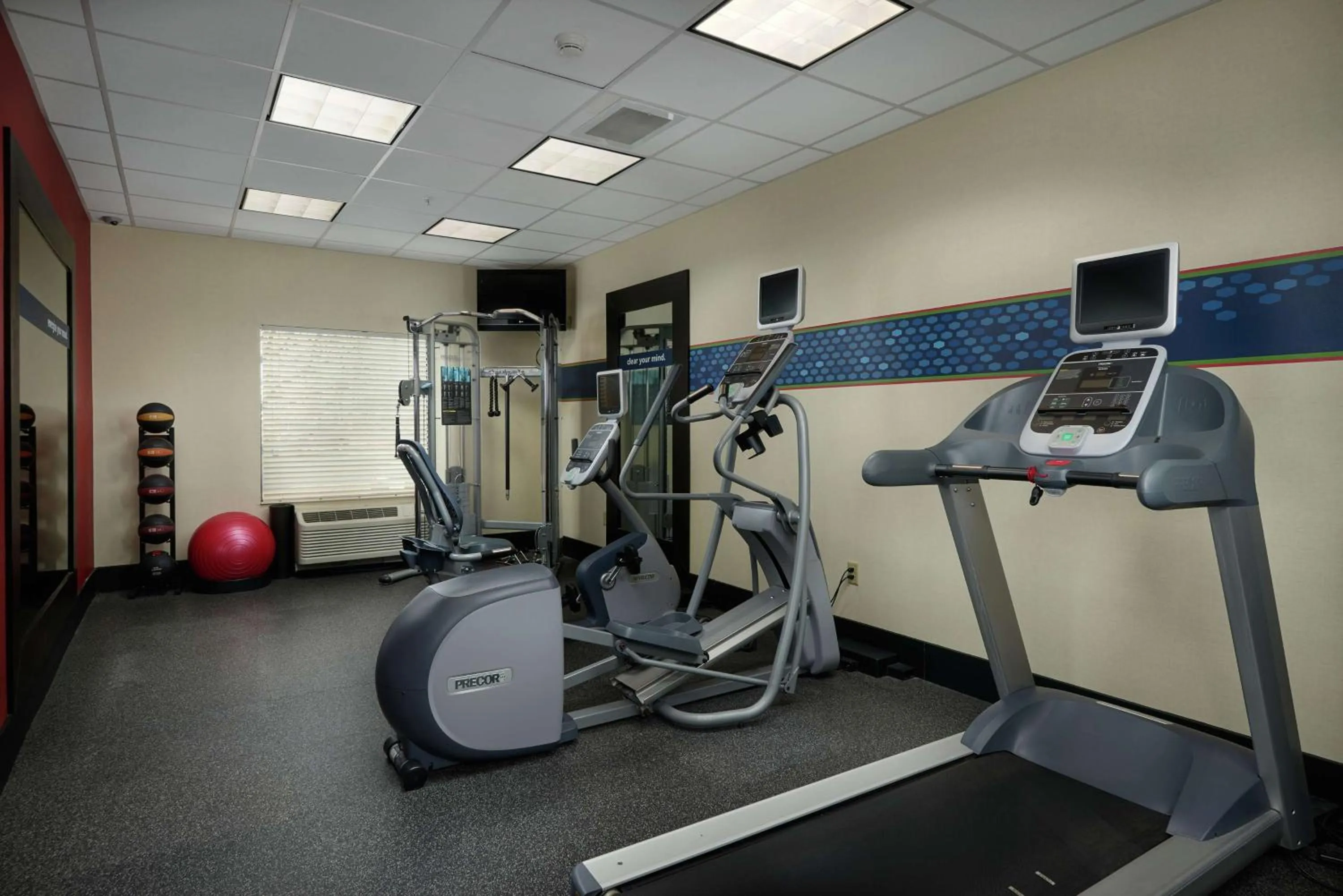Fitness centre/facilities in Hampton Inn & Suites Rogers