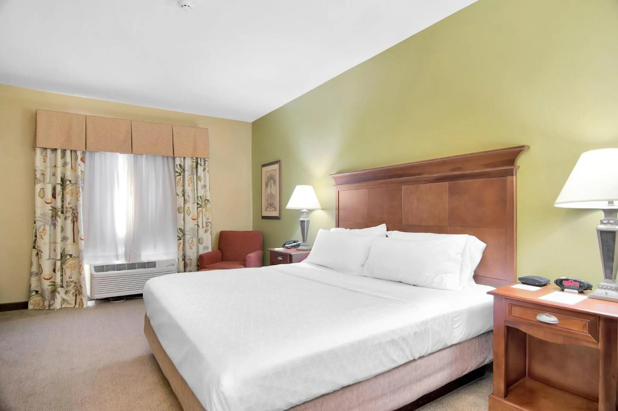 Bedroom, Bed in Holiday Inn Express Hotel & Suites DFW West - Hurst by IHG