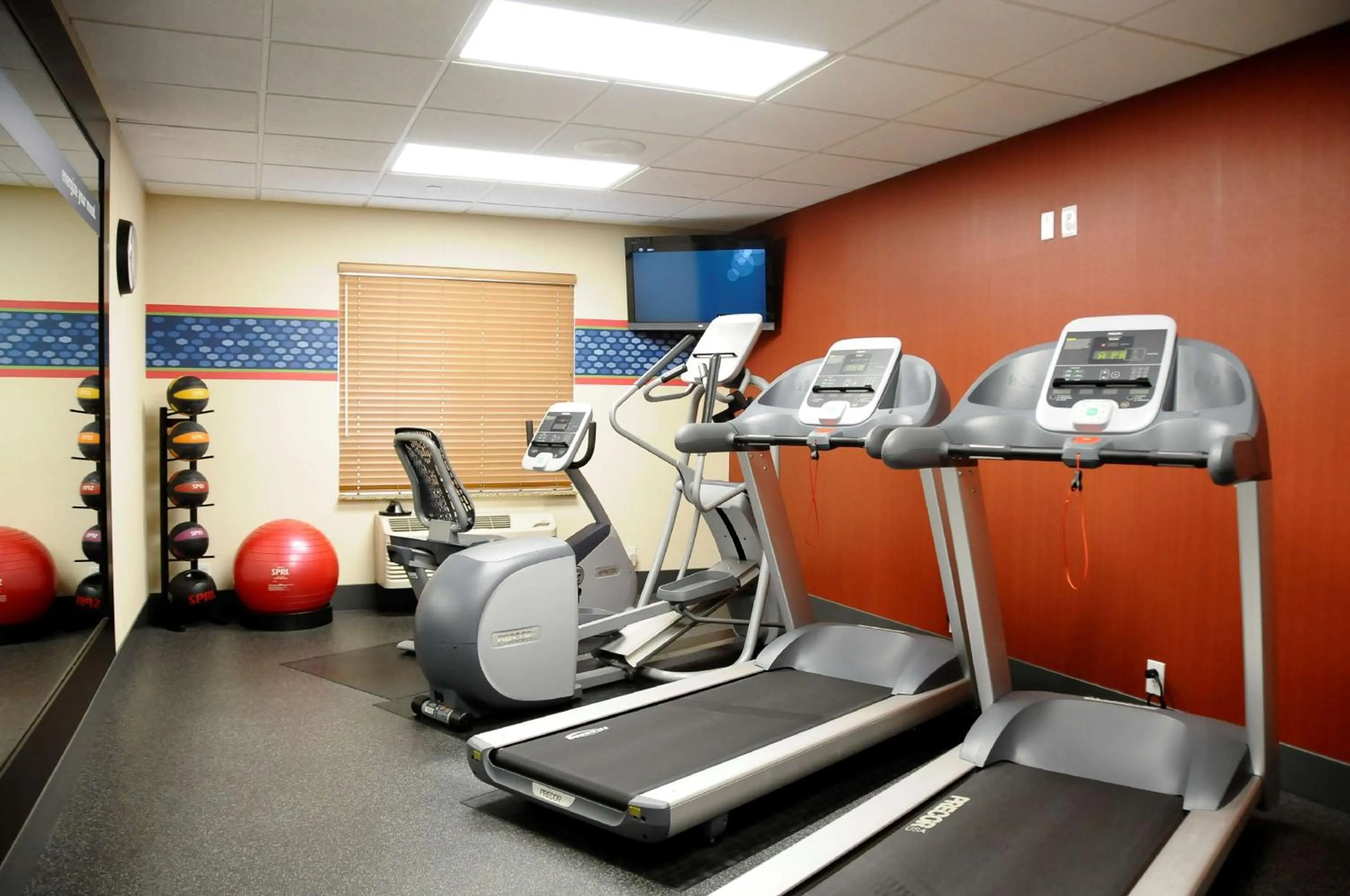 Fitness centre/facilities in Hampton Inn & Suites Red Bluff