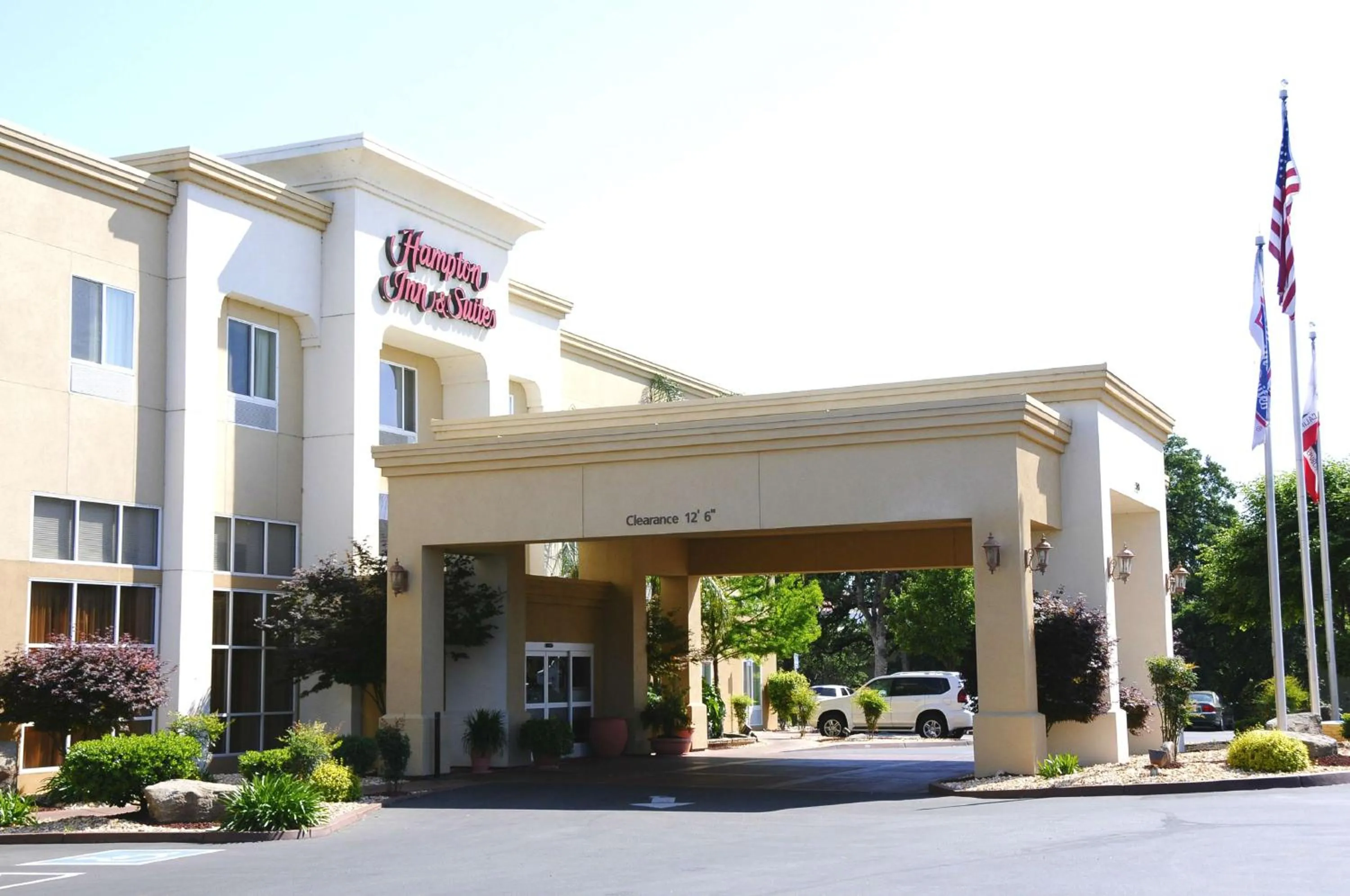 Property building in Hampton Inn & Suites Red Bluff