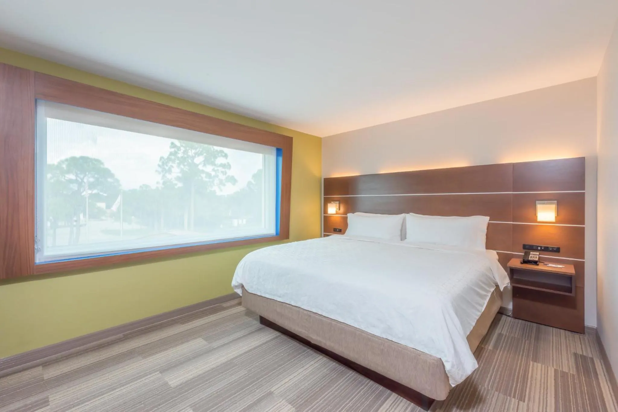 Photo of the whole room, Bed in Holiday Inn Express Hotel & Suites Bradenton West by IHG