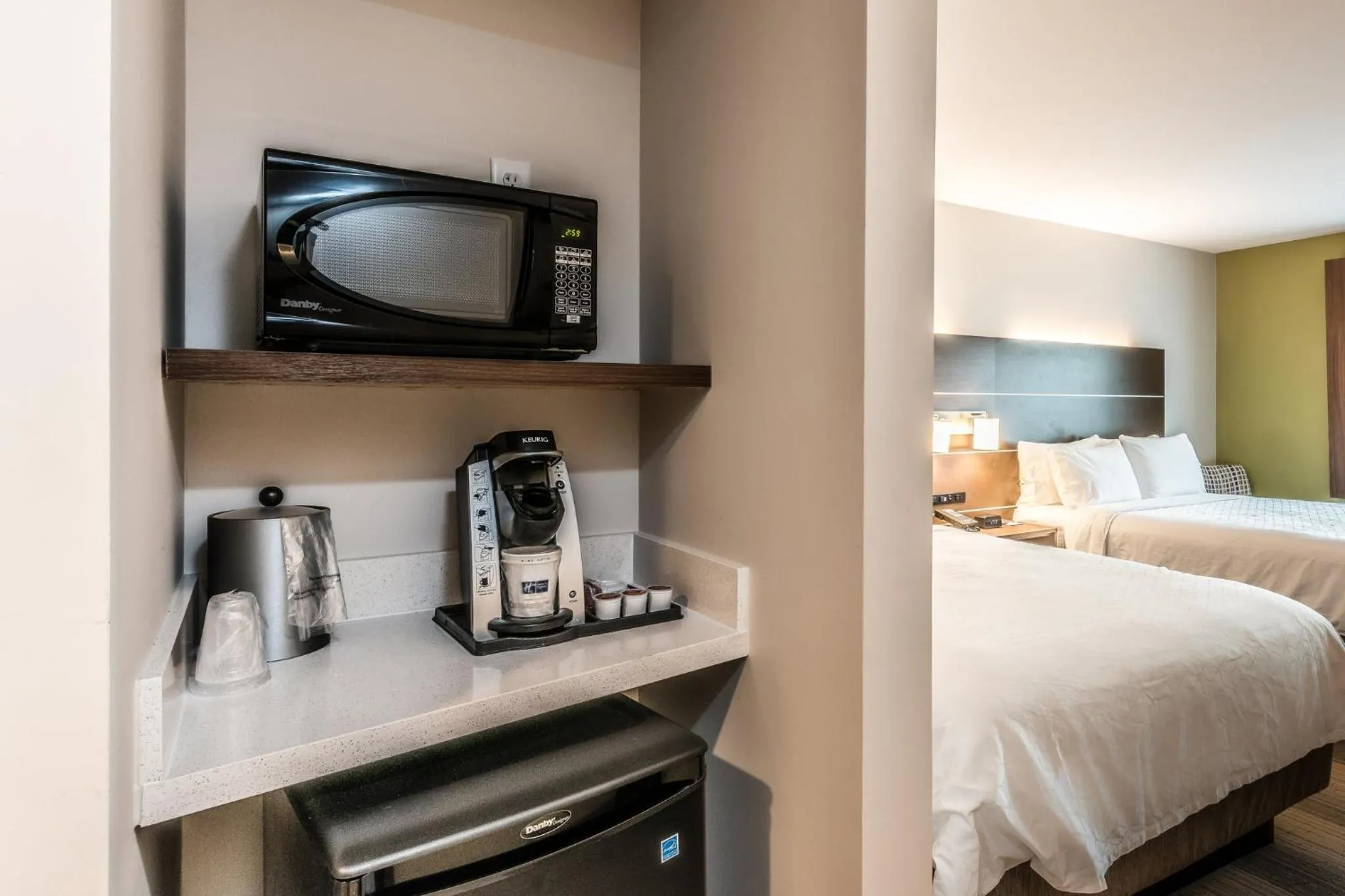 Photo of the whole room, Bed in Holiday Inn Express Hotel & Suites Bradenton West by IHG