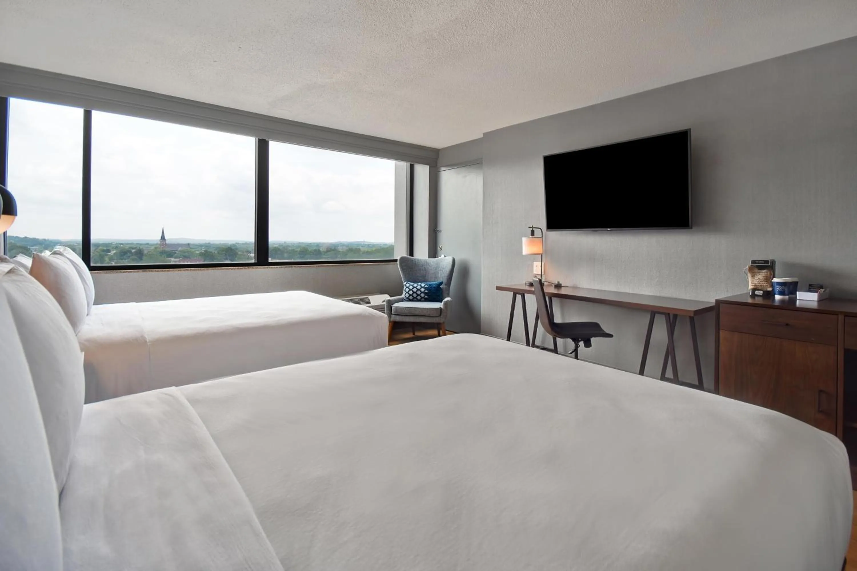 Photo of the whole room, Bed in Four Points by Sheraton Boston Newton