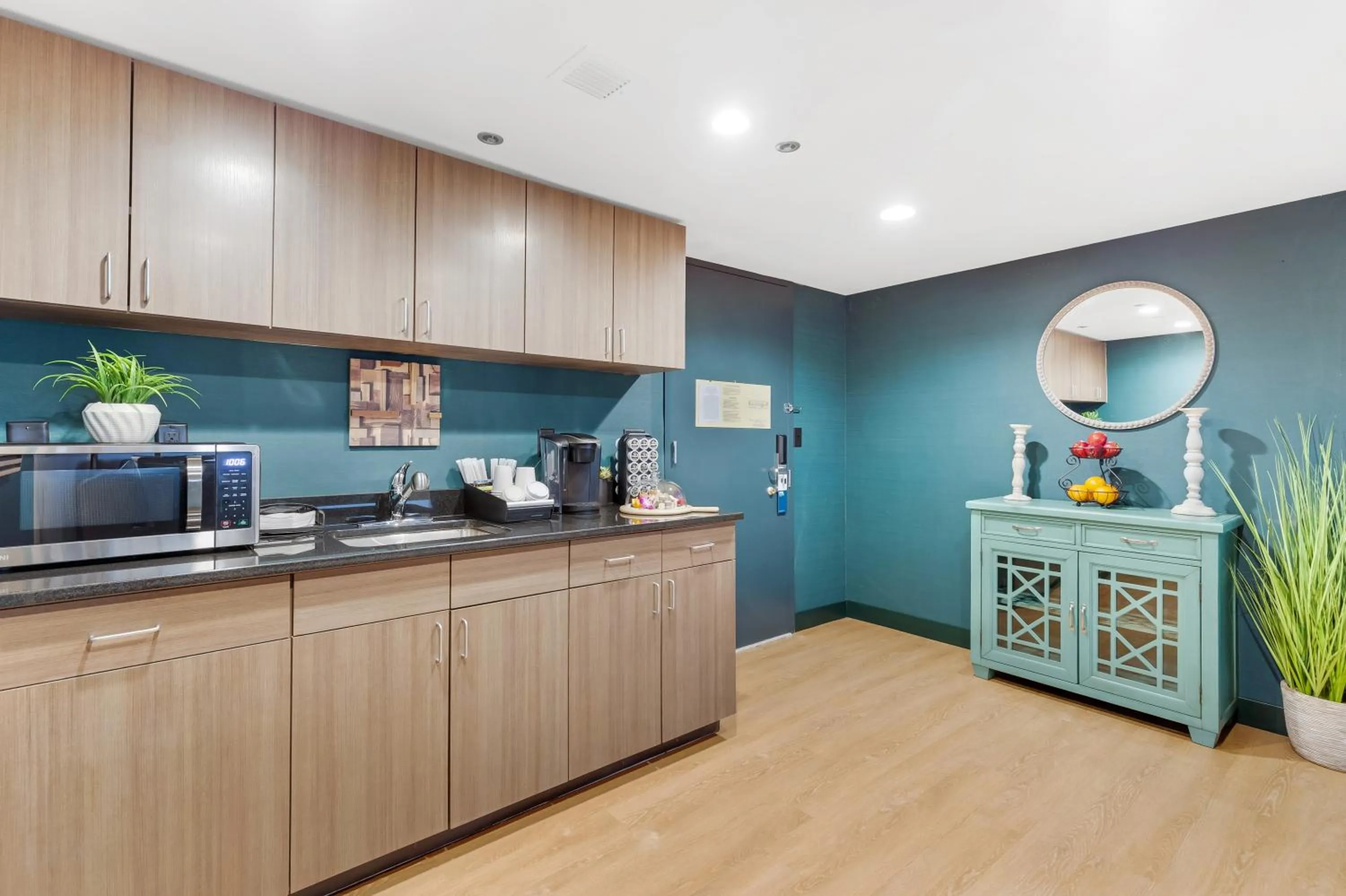 Living room in Four Points by Sheraton Boston Newton