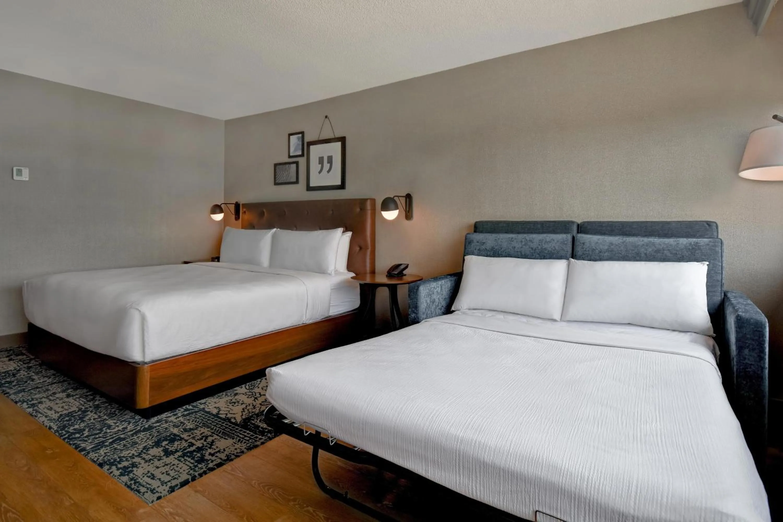 Photo of the whole room, Bed in Four Points by Sheraton Boston Newton