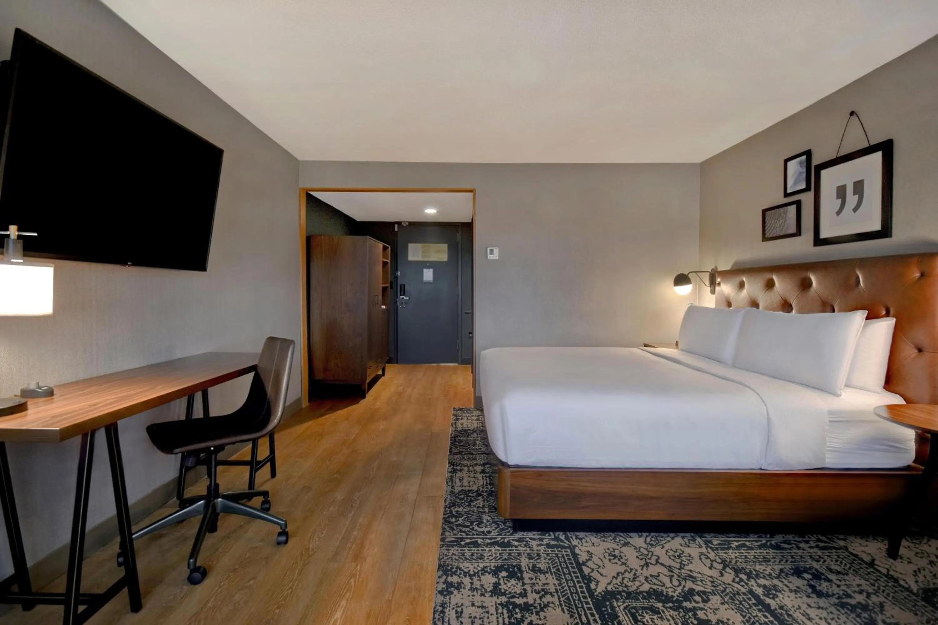 Photo of the whole room, Bed in Four Points by Sheraton Boston Newton