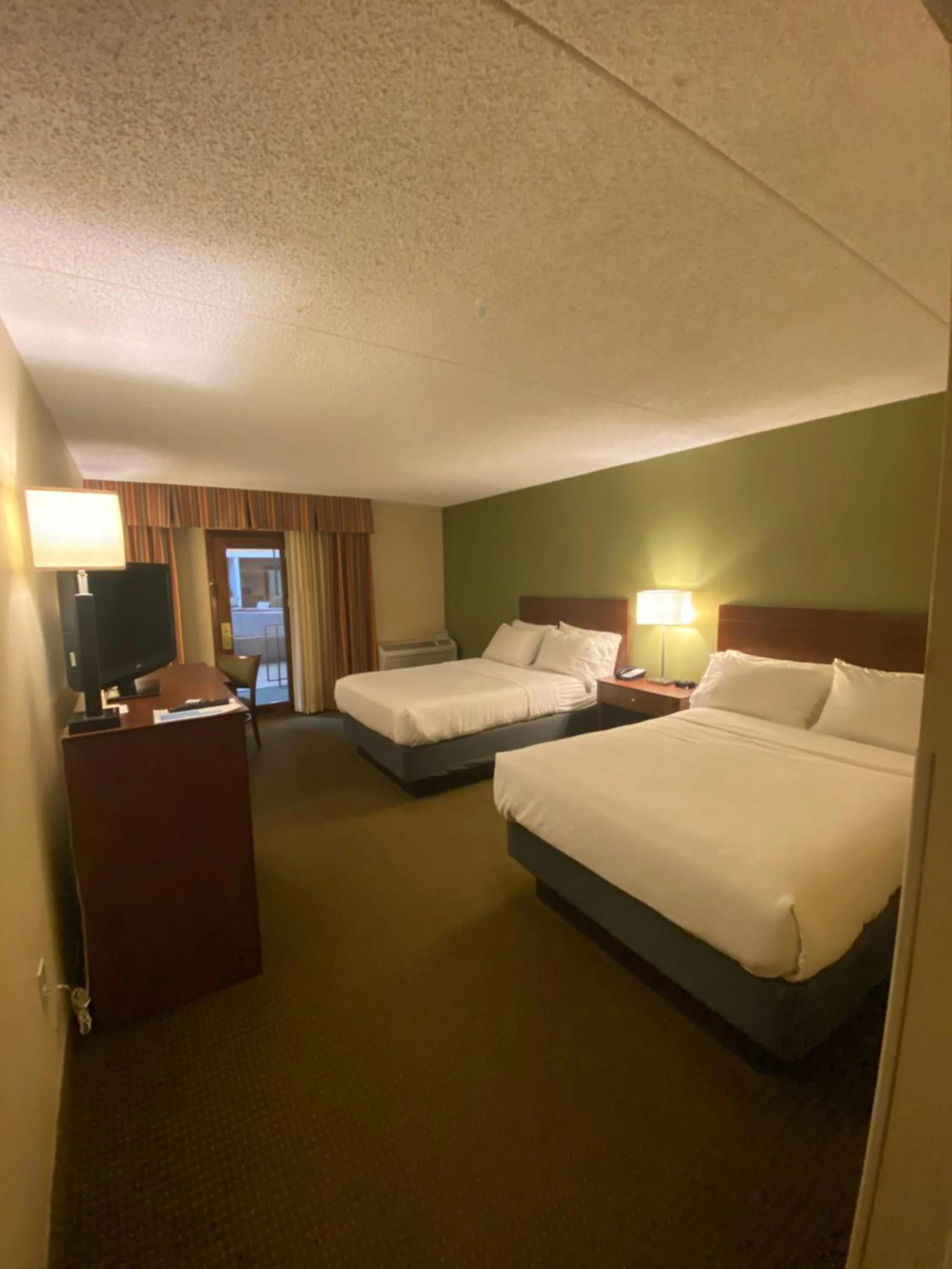 Pool view, Bed in Holiday Inn Austin Conference Center, an IHG Hotel