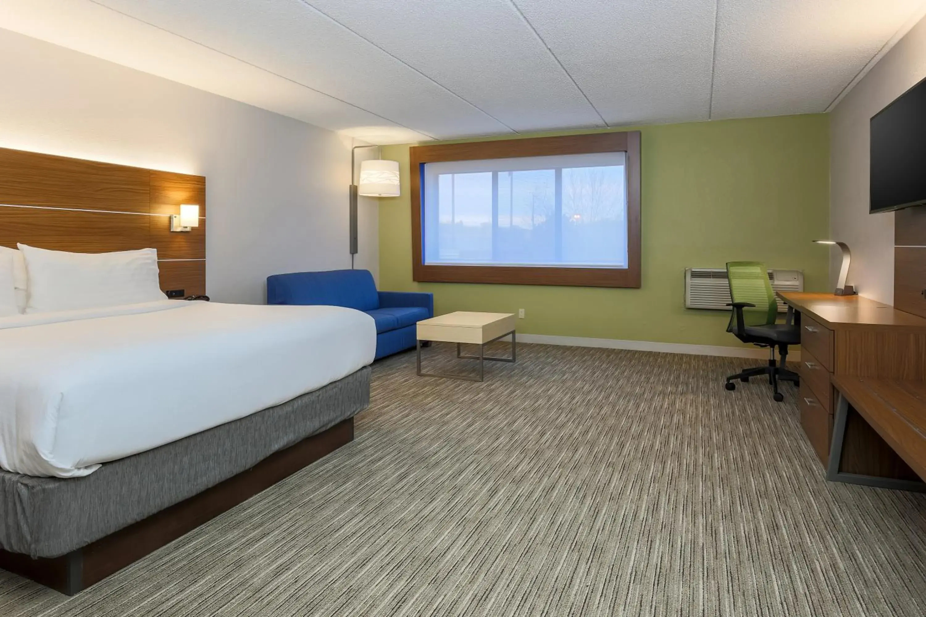 Standard King Room with Sofa Bed in Holiday Inn Express Milwaukee - West Medical Center by IHG Standard King Room with Sofa Bed in Holiday Inn Express Milwaukee - West Medical Center by IHG
